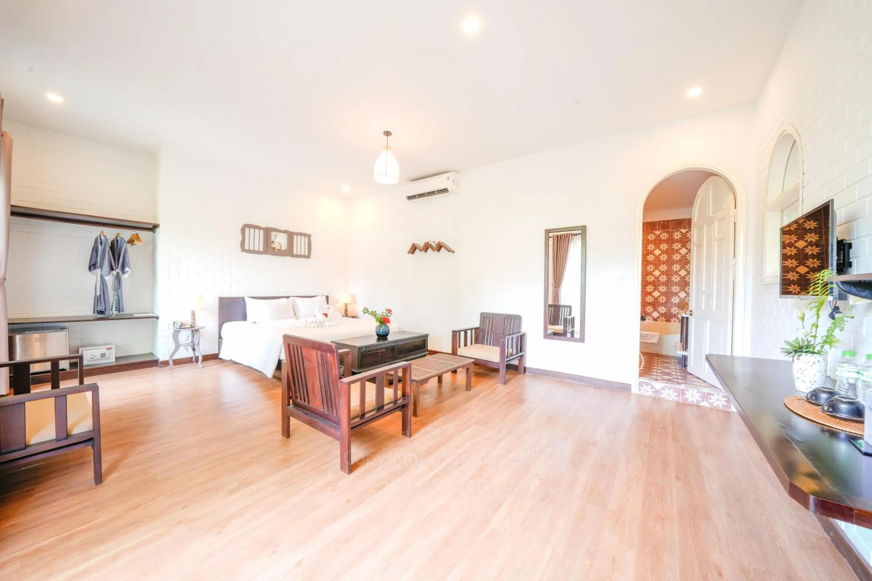 Bedroom, Bed in Blooms Boutique Village