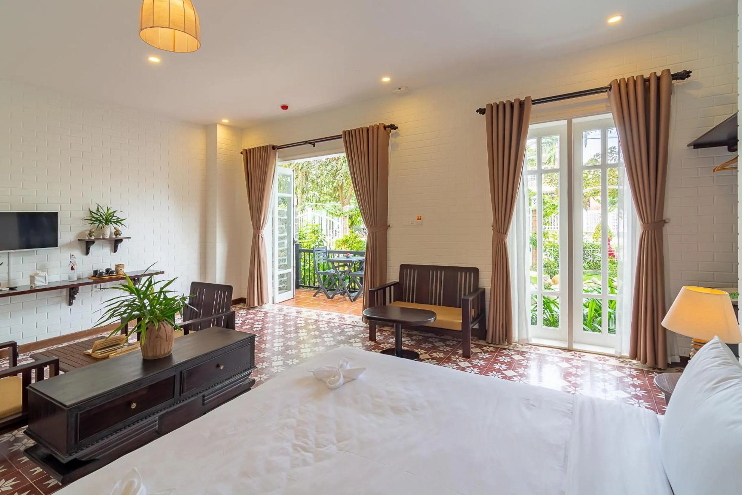 Bedroom, Bed in Blooms Boutique Village