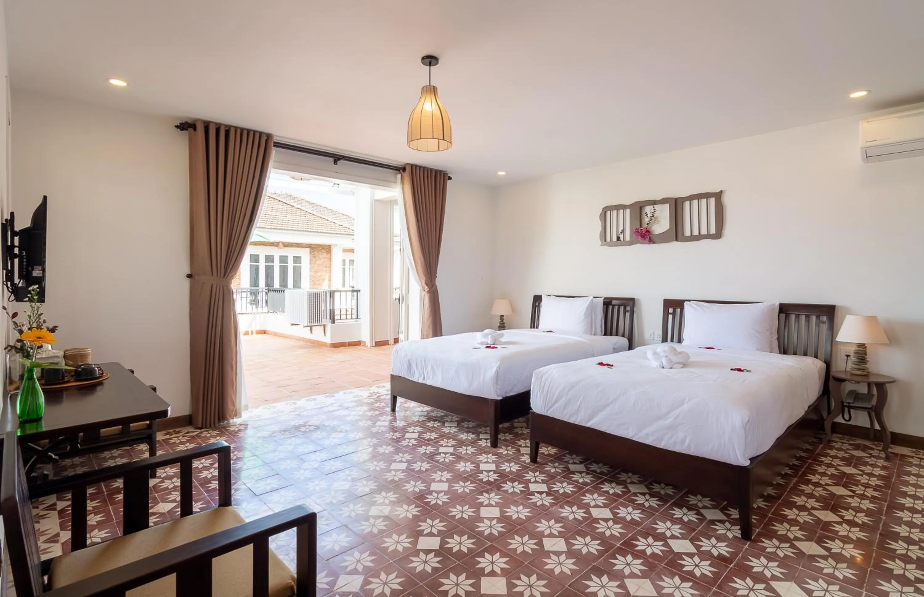 Balcony/Terrace, Bed in Blooms Boutique Village