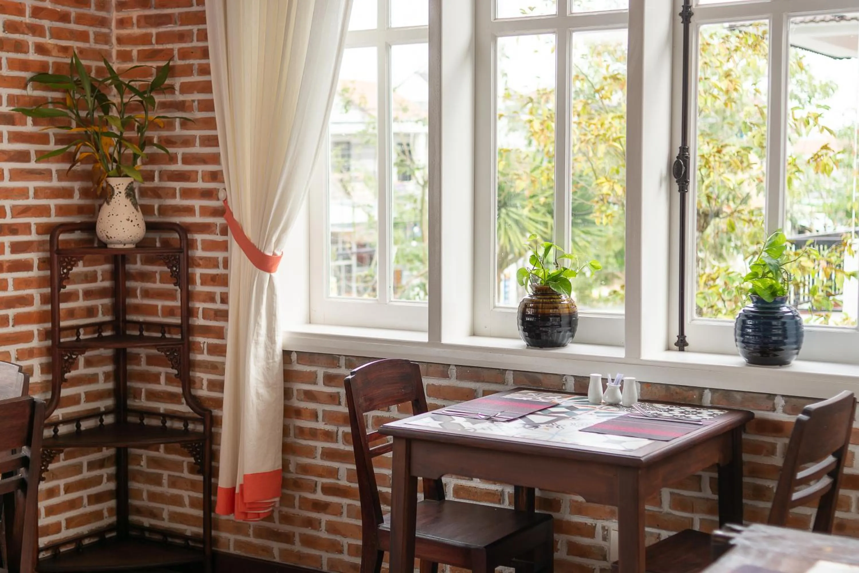 Restaurant/places to eat in Blooms Boutique Village