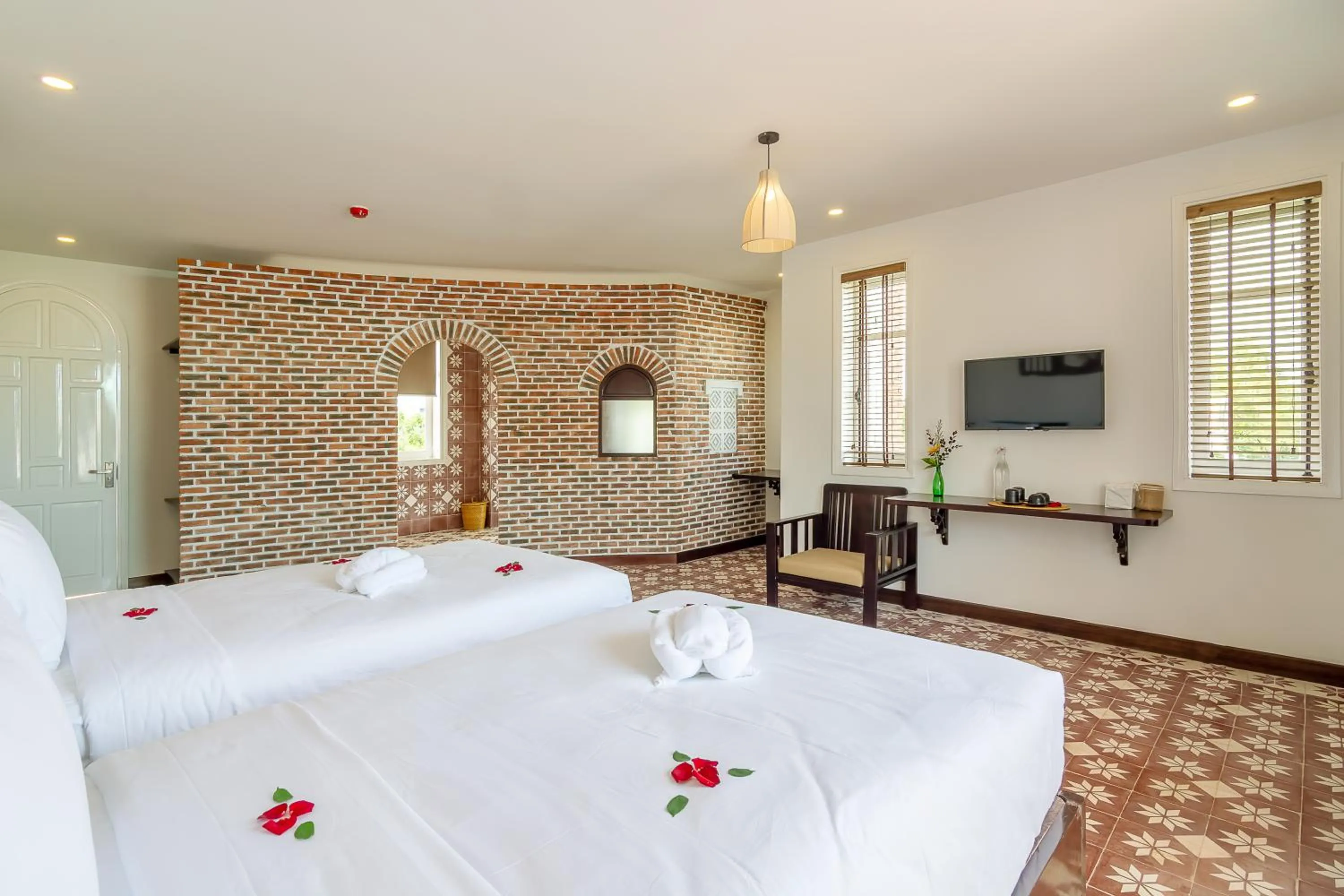 Bedroom, Bed in Blooms Boutique Village