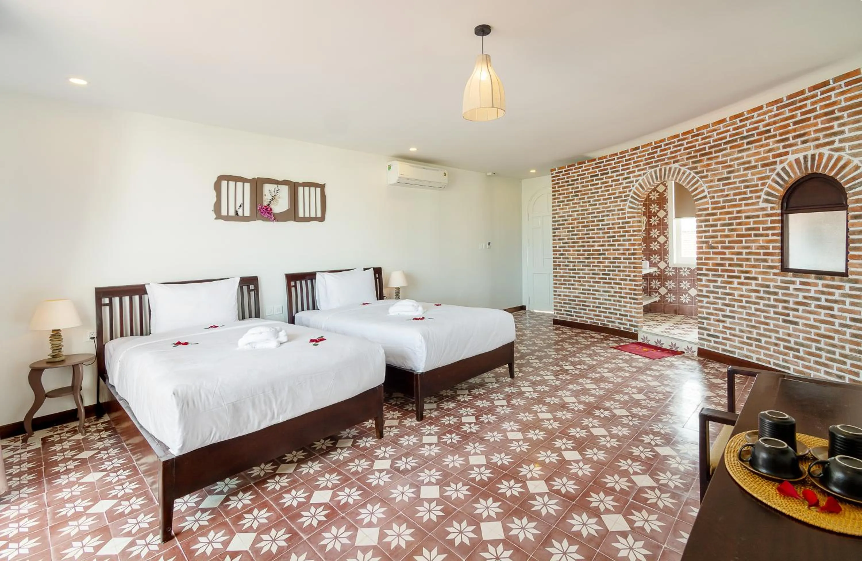 Bedroom, Bed in Blooms Boutique Village