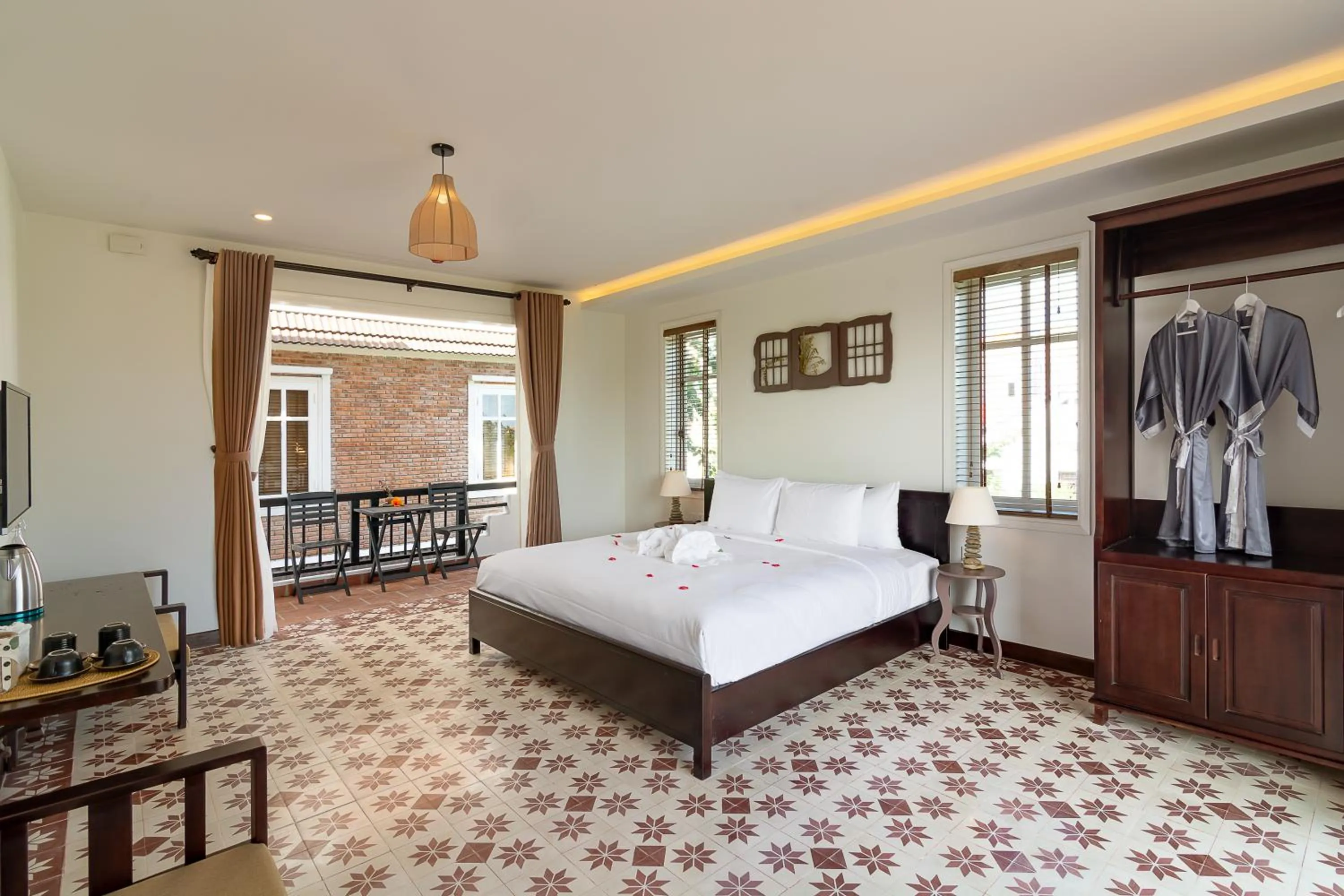 Bedroom, Bed in Blooms Boutique Village