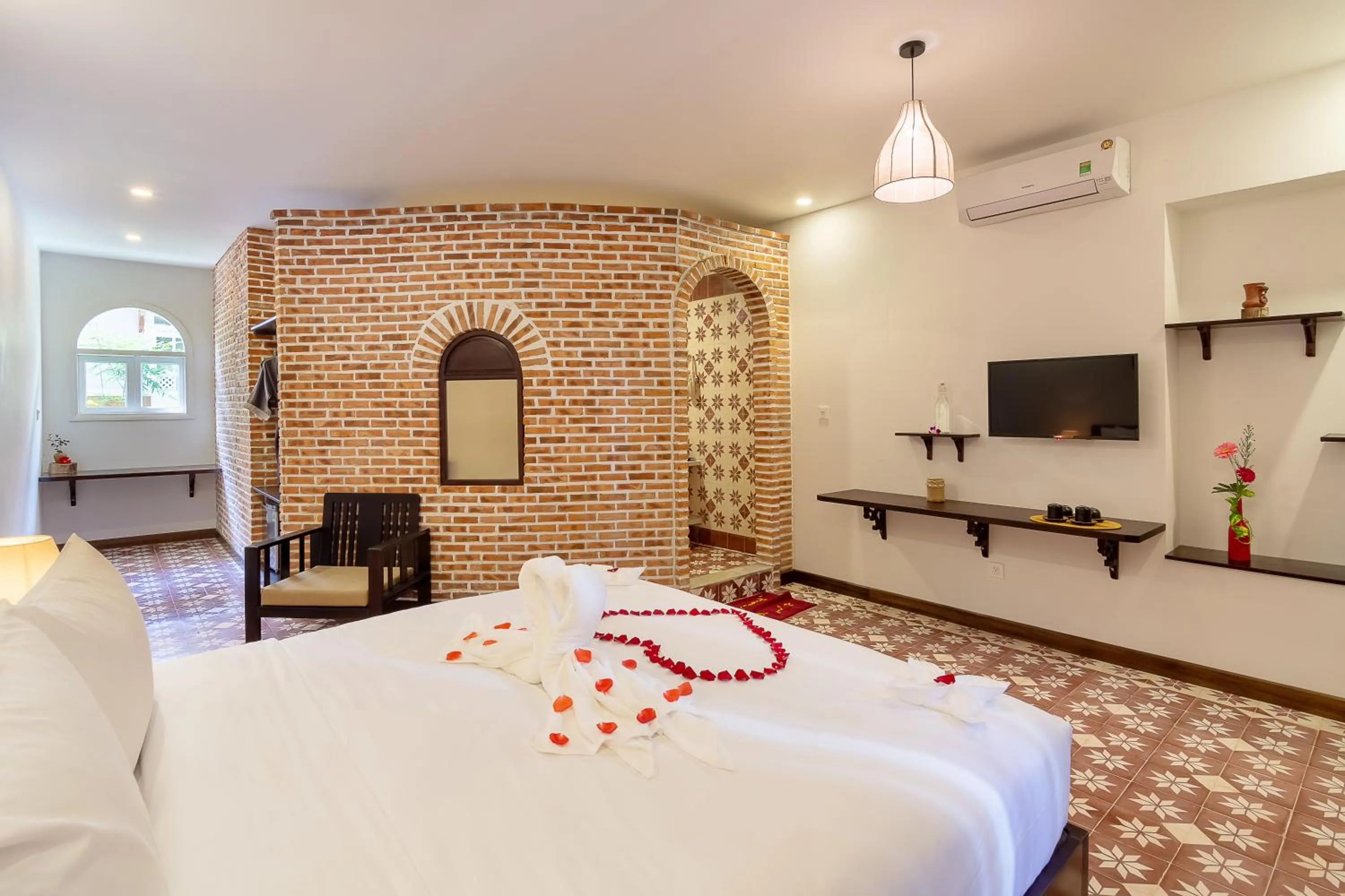 Bedroom, Bed in Blooms Boutique Village