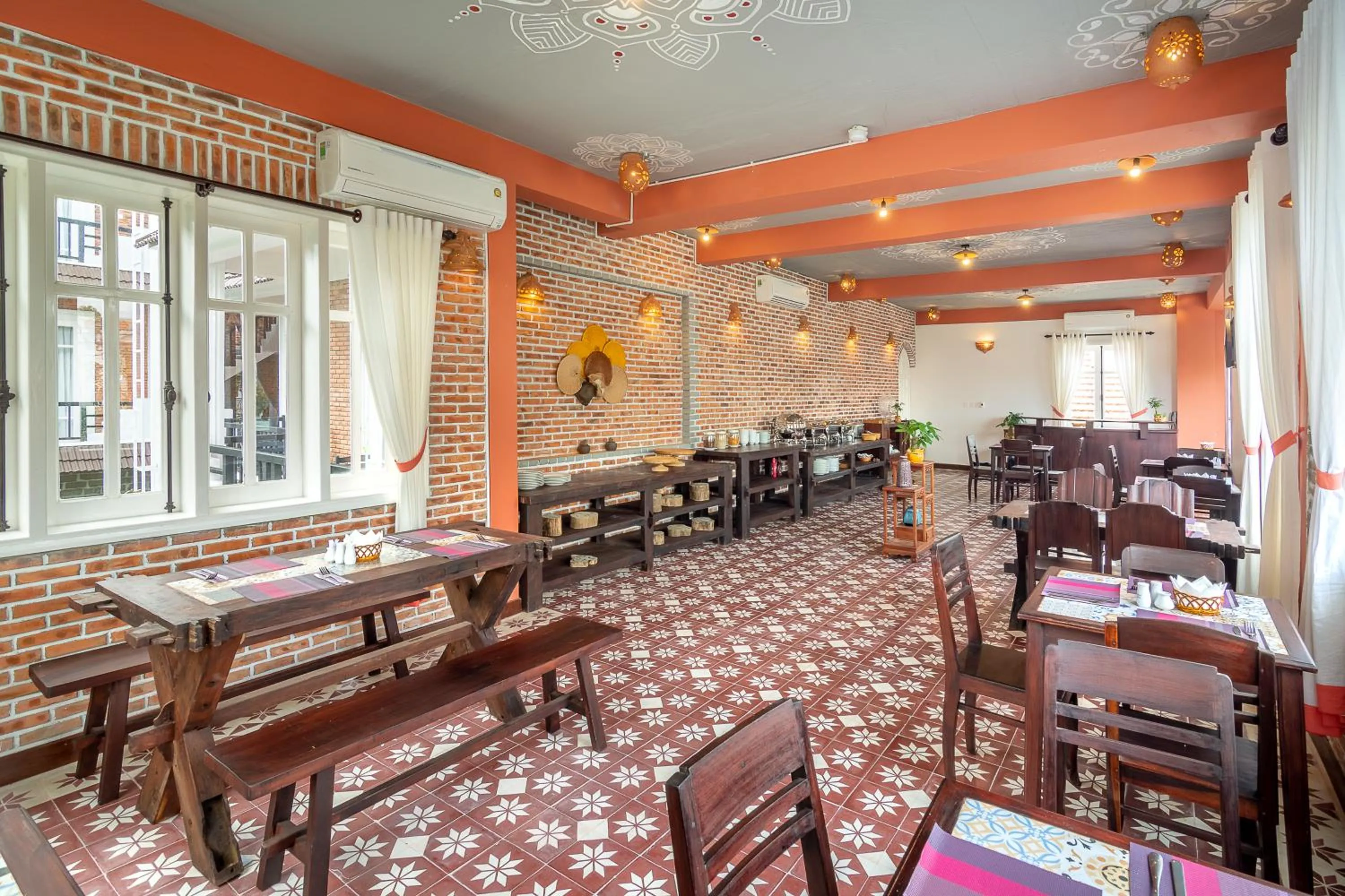 Restaurant/places to eat in Blooms Boutique Village