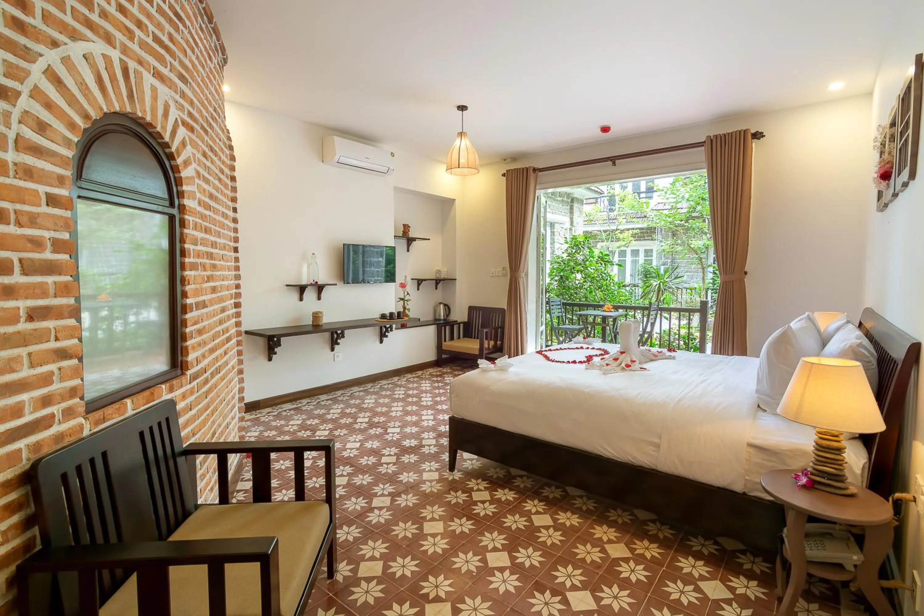 Bedroom, Bed in Blooms Boutique Village