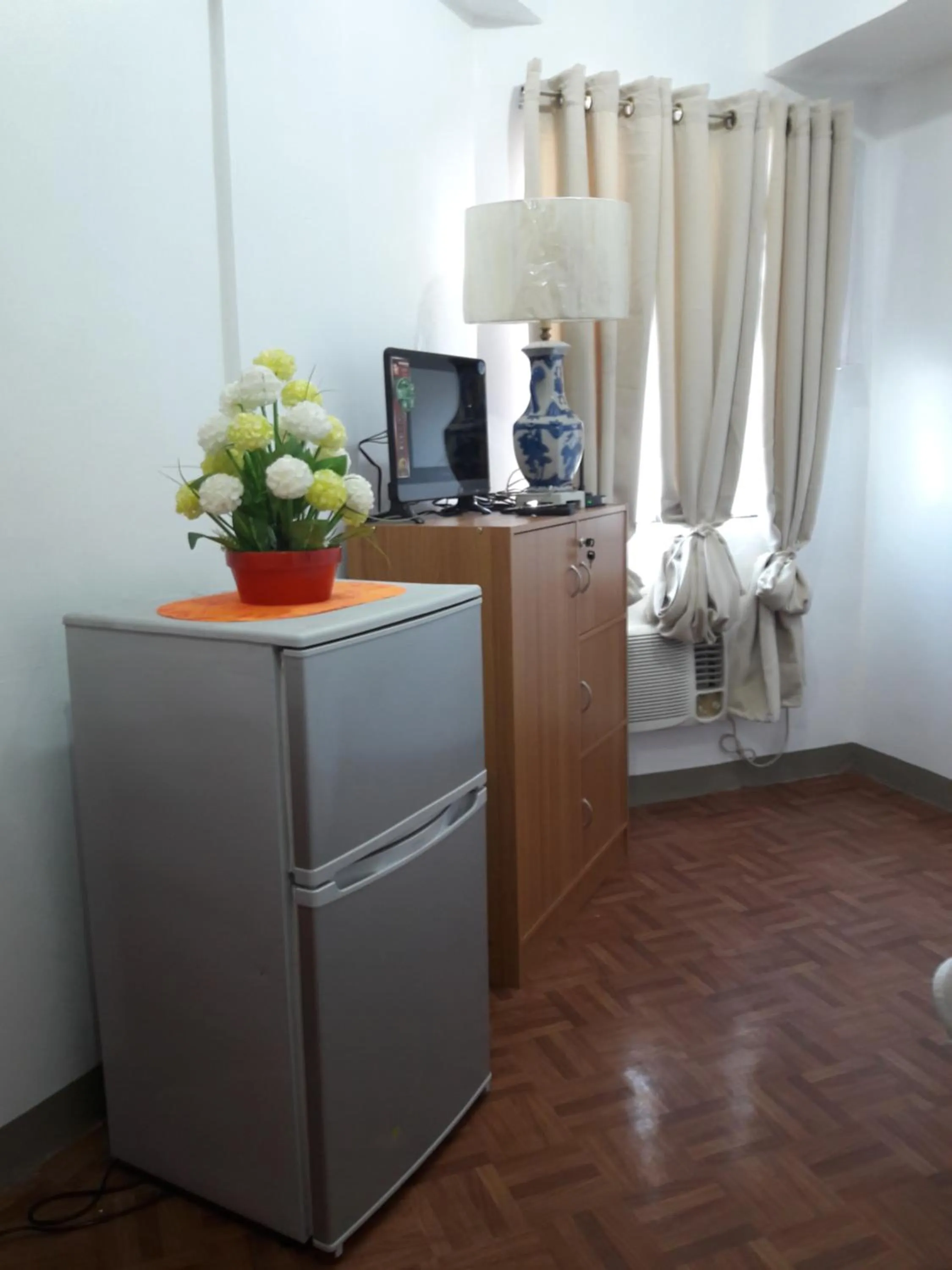 EKONUMI ROOMS at Moonwalk Paranaque