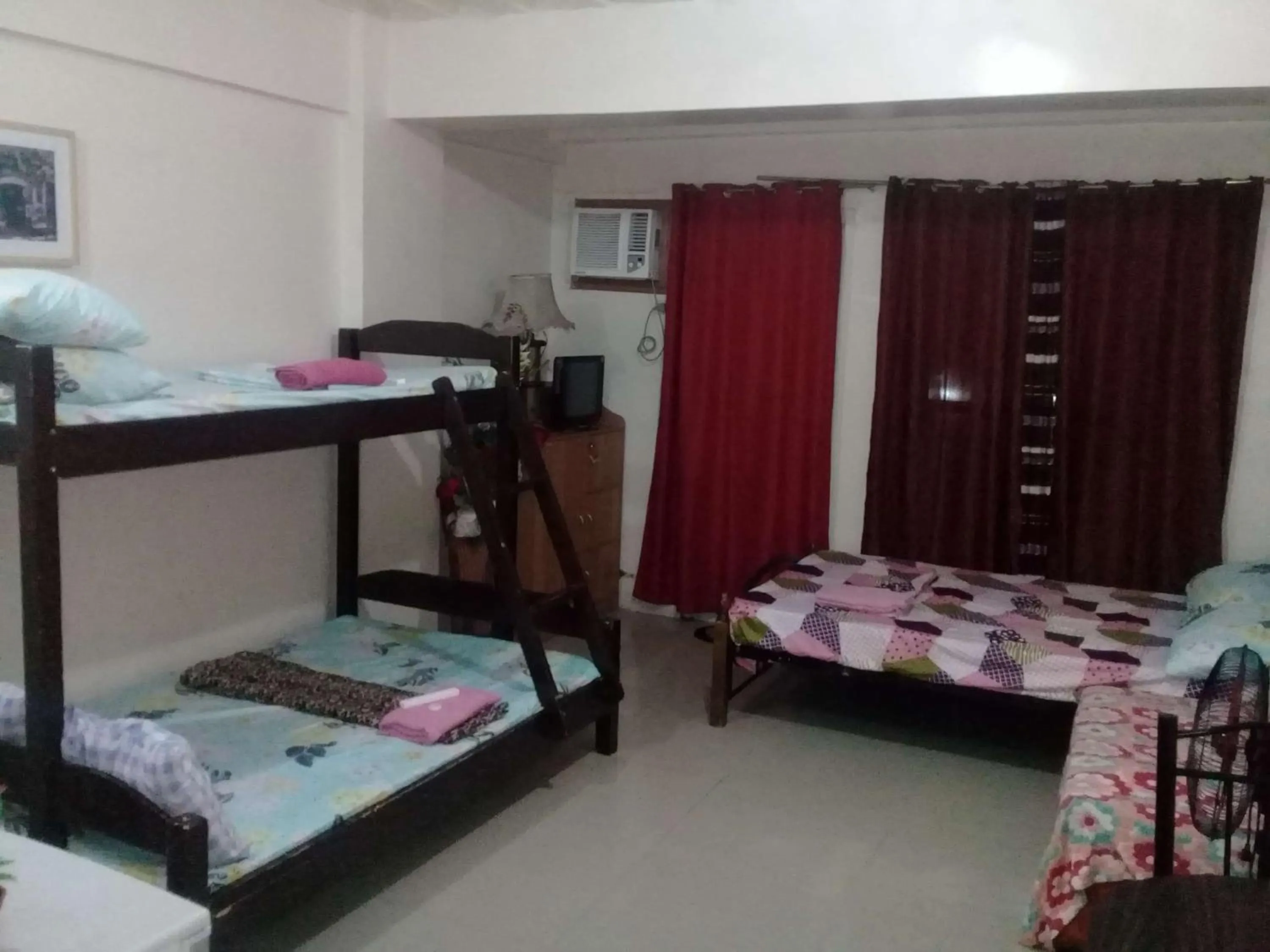 Bed in EKONUMI ROOMS at Moonwalk Paranaque