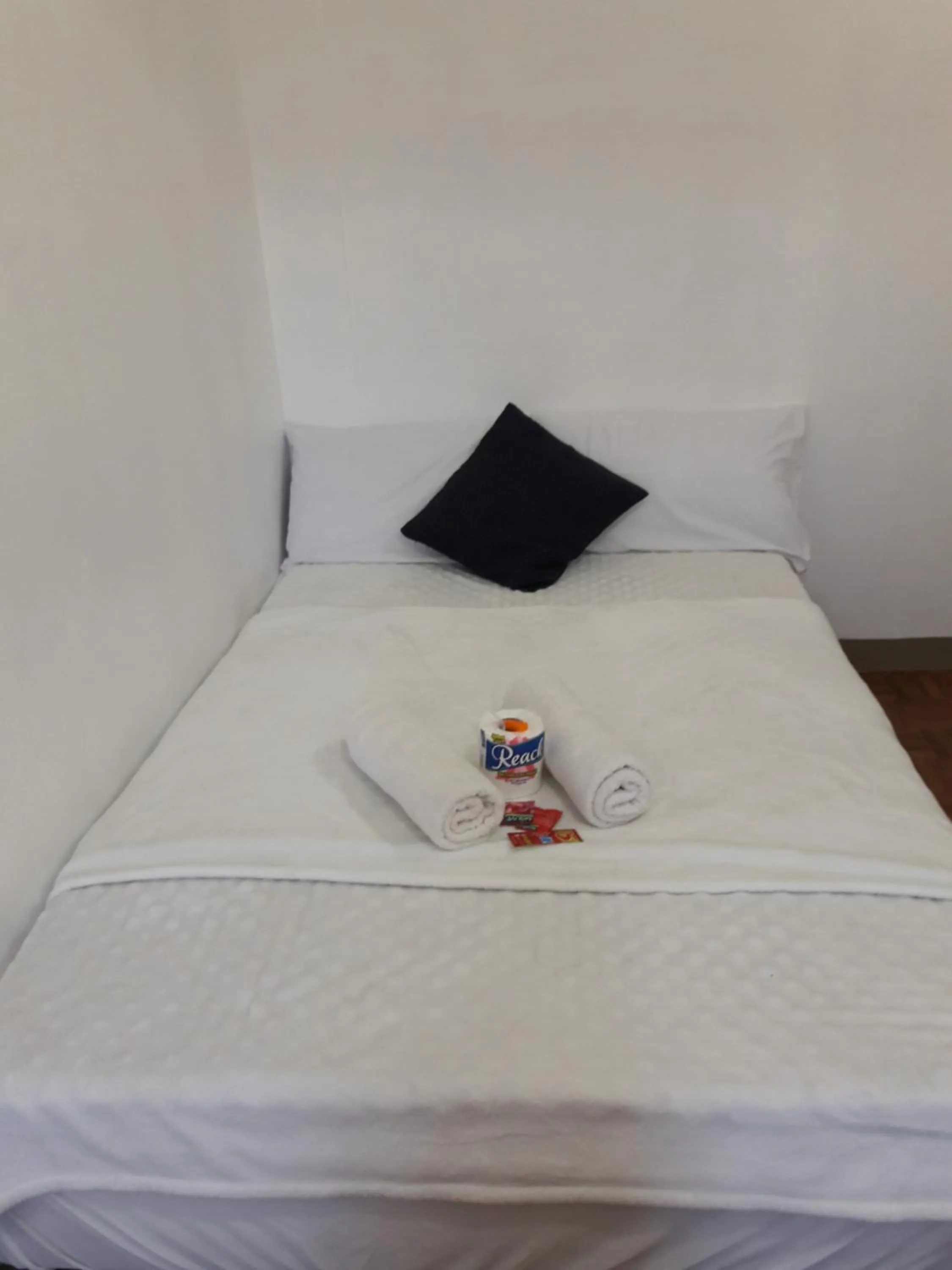 Bed in EKONUMI ROOMS at Moonwalk Paranaque