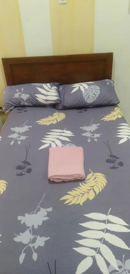 Bed in EKONUMI ROOMS at Moonwalk Paranaque
