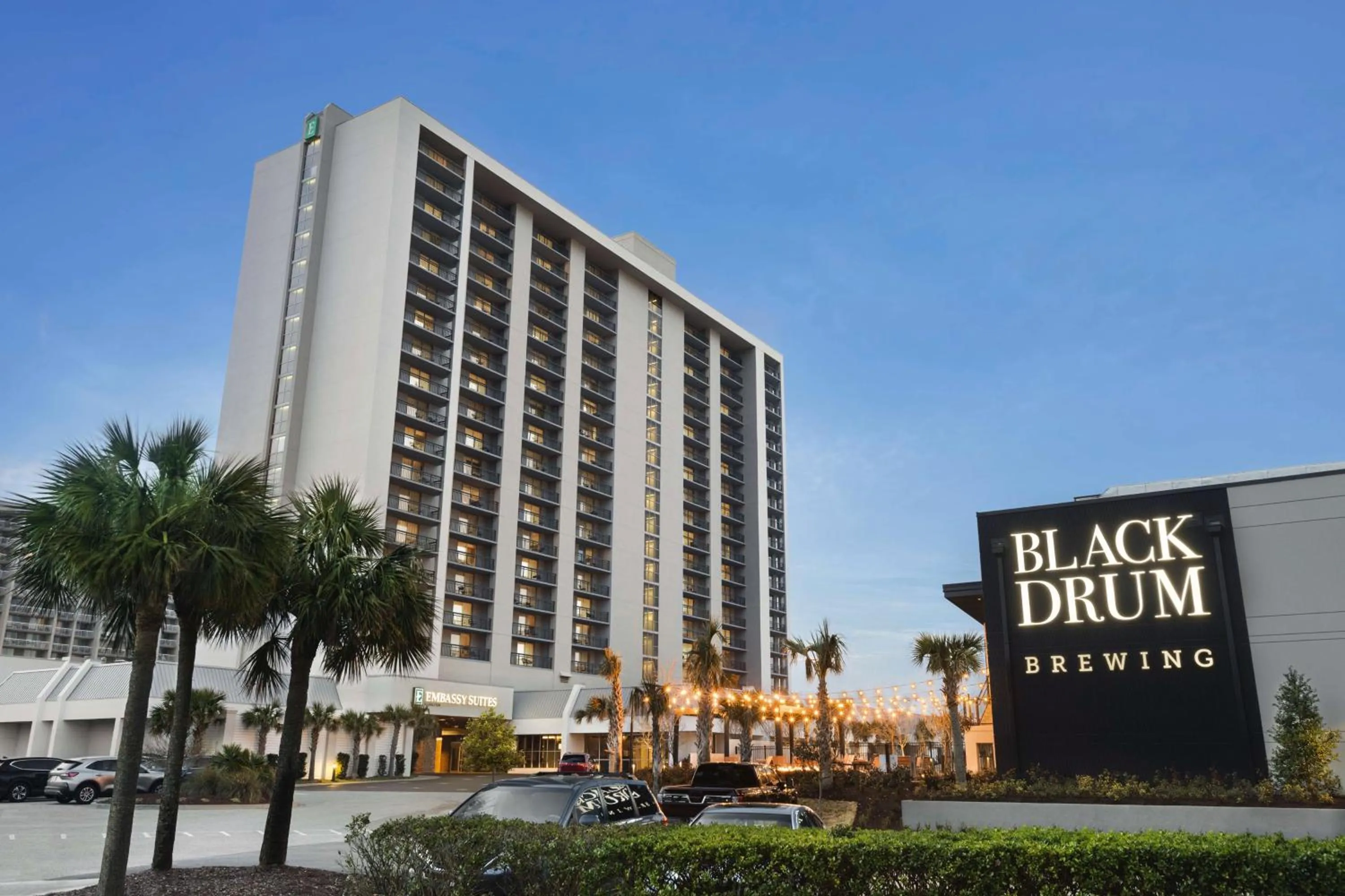 Lounge or bar in Embassy Suites by Hilton Myrtle Beach Oceanfront Resort