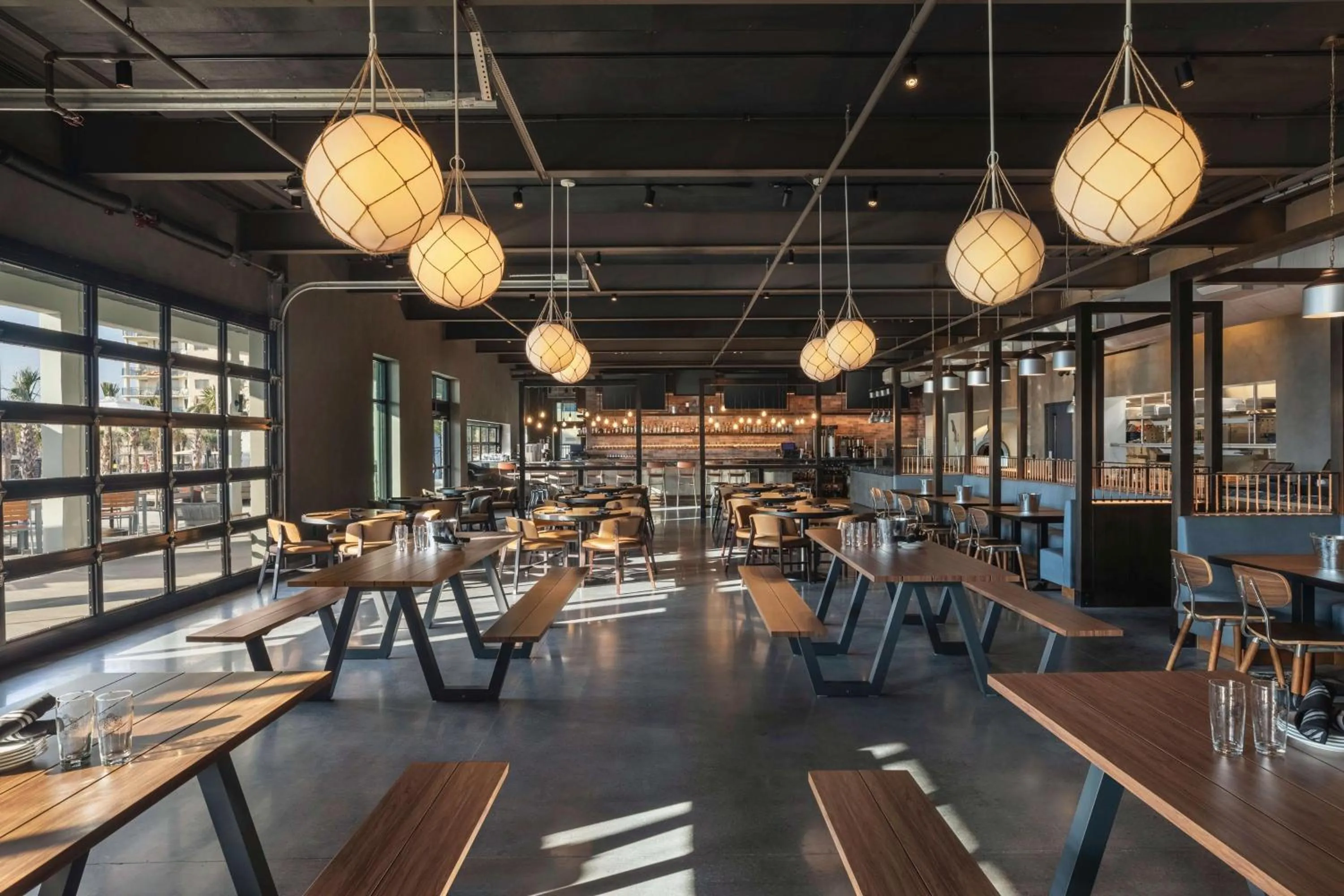 Lounge or bar in Embassy Suites by Hilton Myrtle Beach Oceanfront Resort