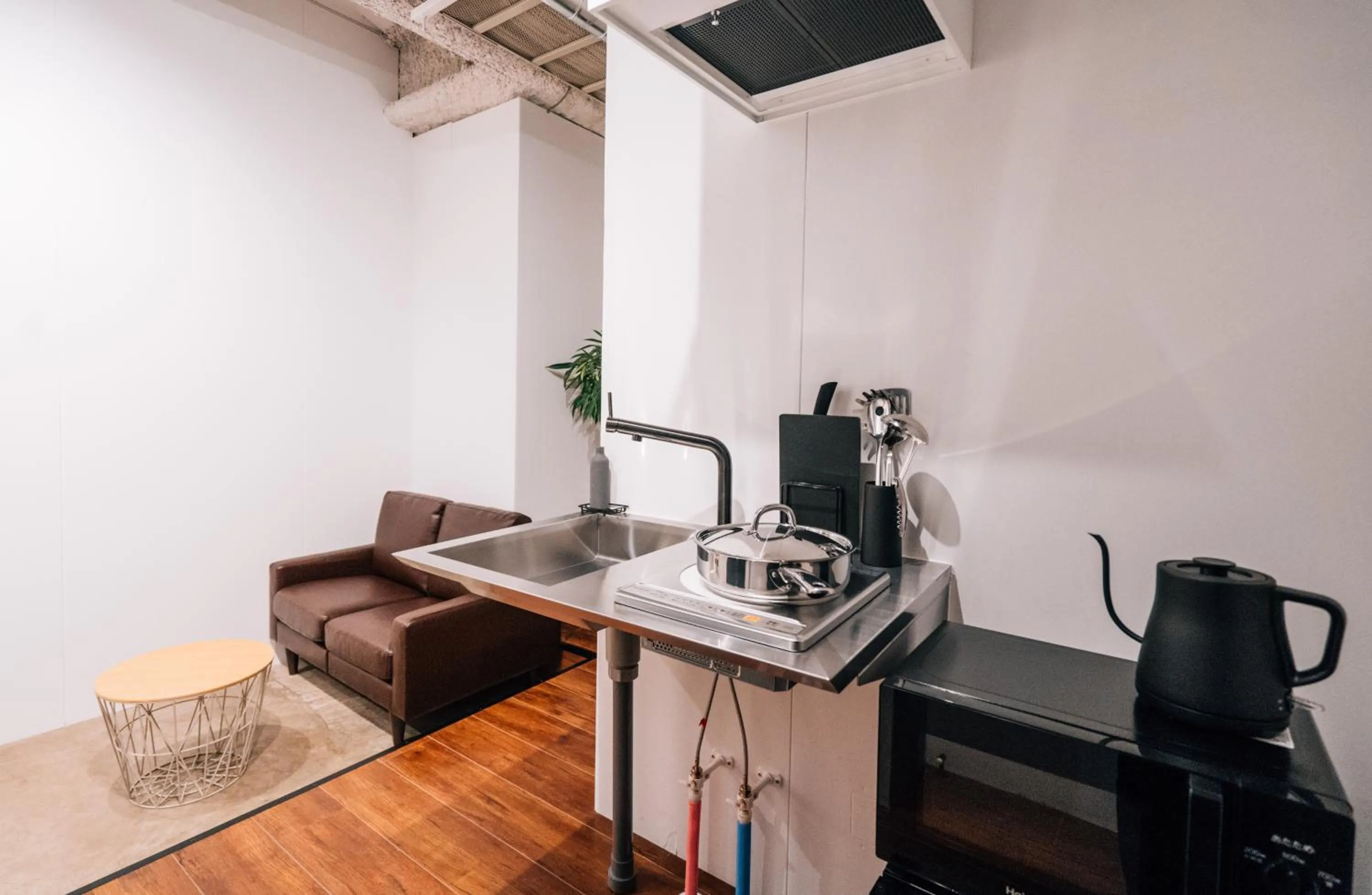 Kitchen or kitchenette in mizuka Daimyo 4 - unmanned hotel -