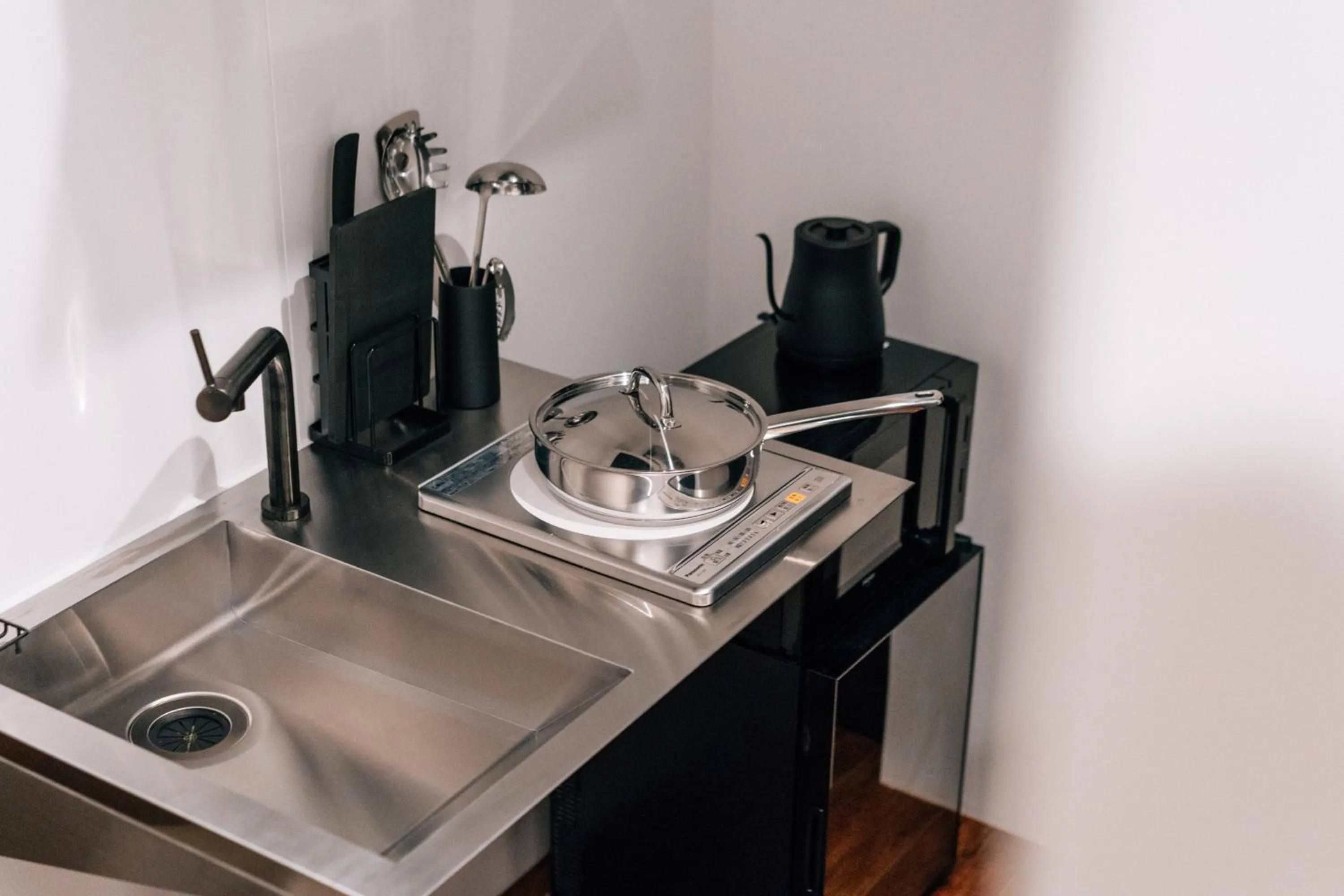 Kitchen or kitchenette in mizuka Daimyo 4 - unmanned hotel -