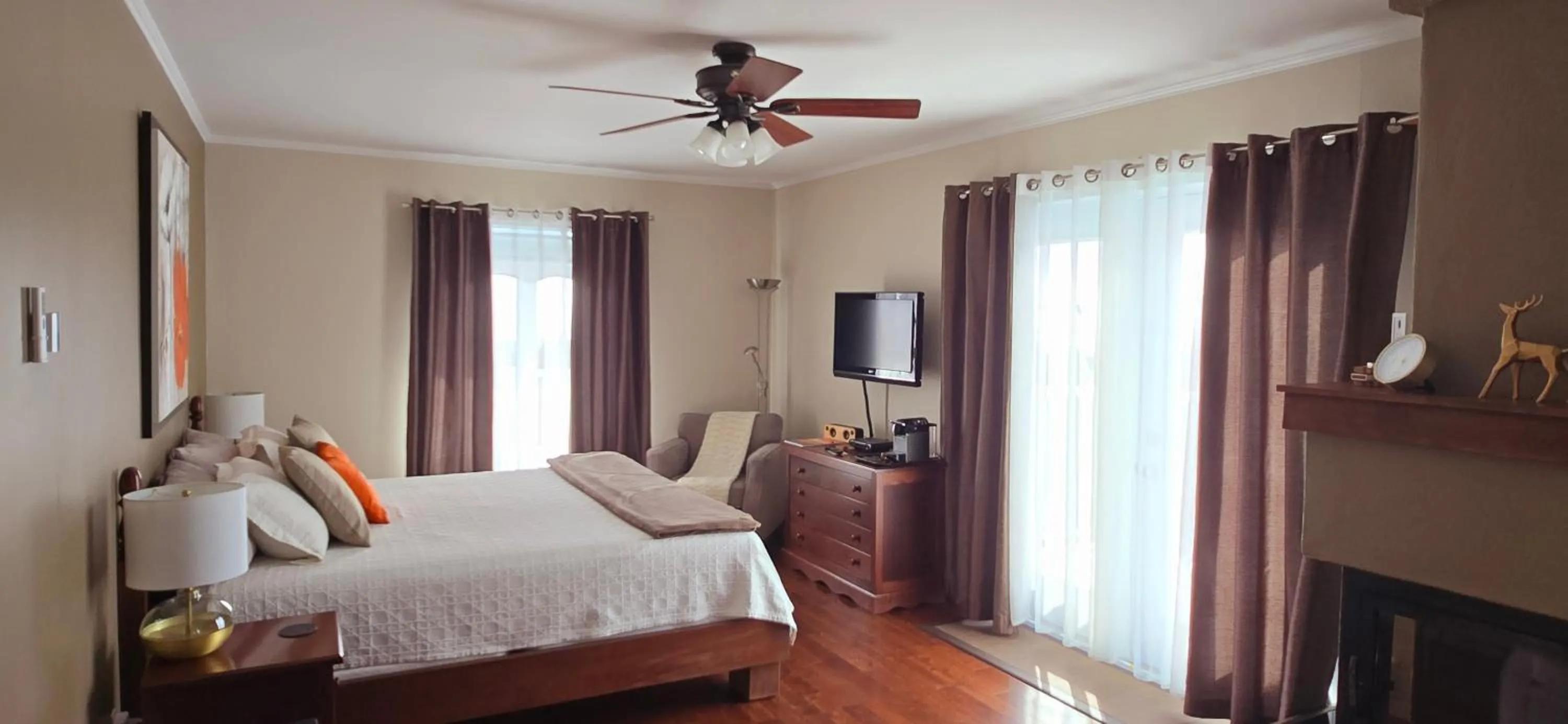 Bedroom, Bed in Auberge Fleurs de Lune
