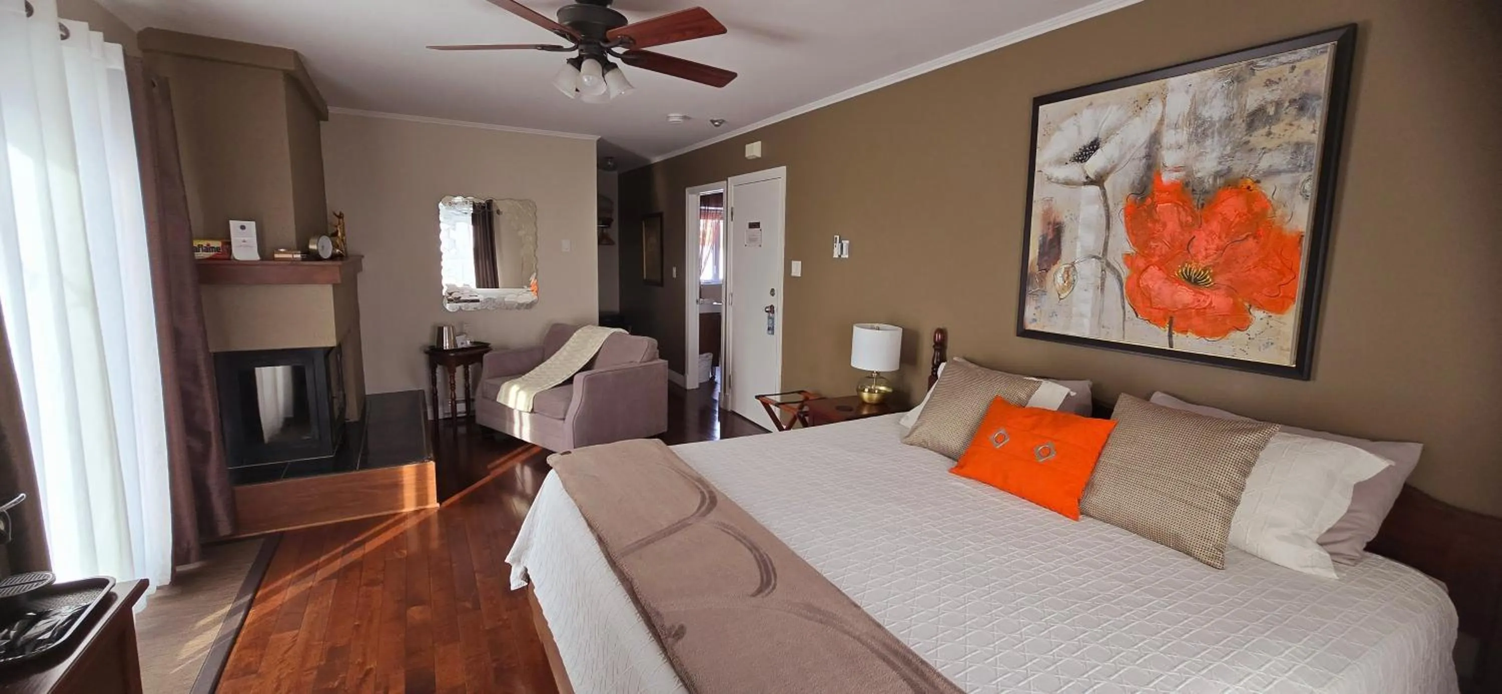 Bedroom, Bed in Auberge Fleurs de Lune