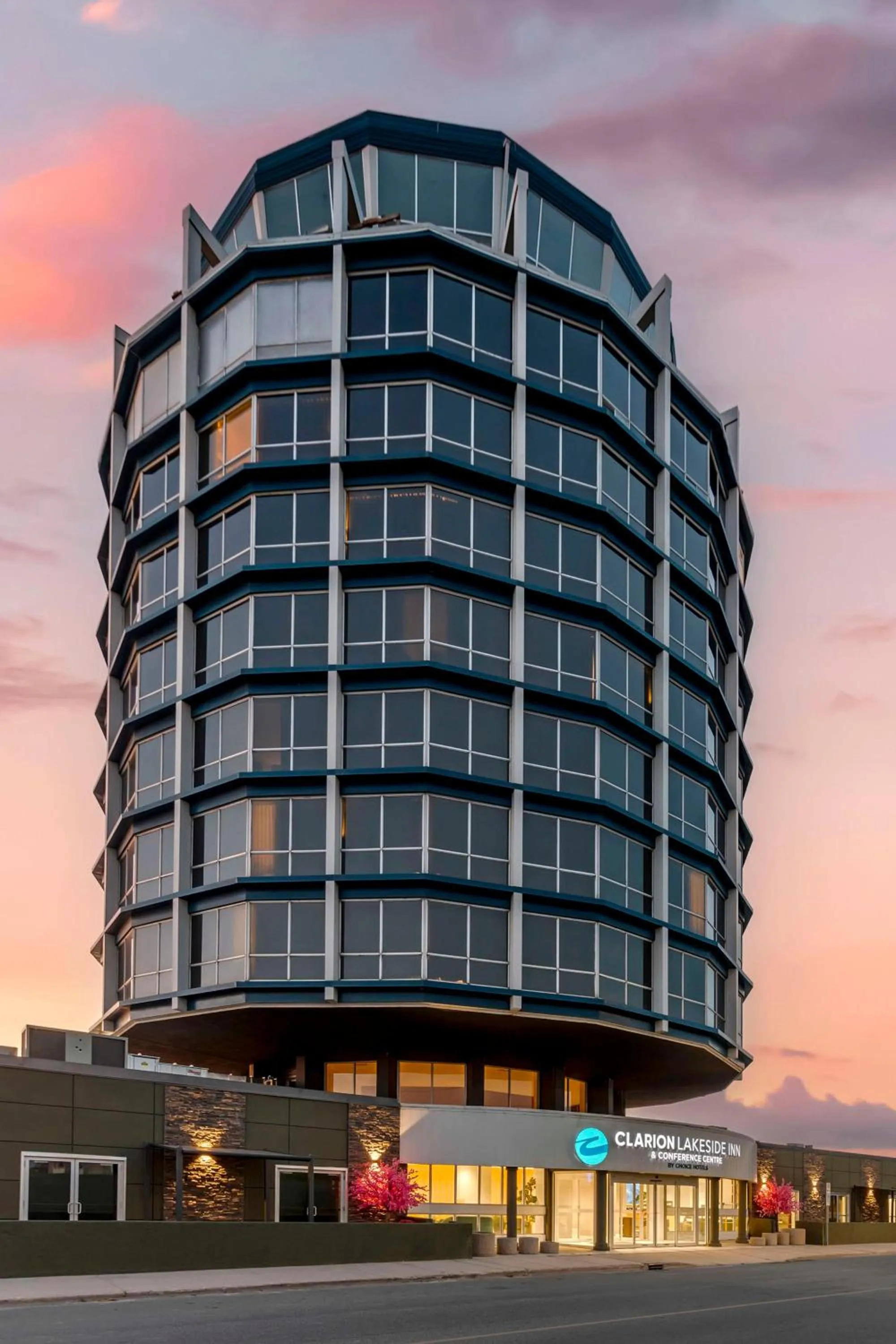 Property building in Clarion Lakeside Inn & Conference Centre