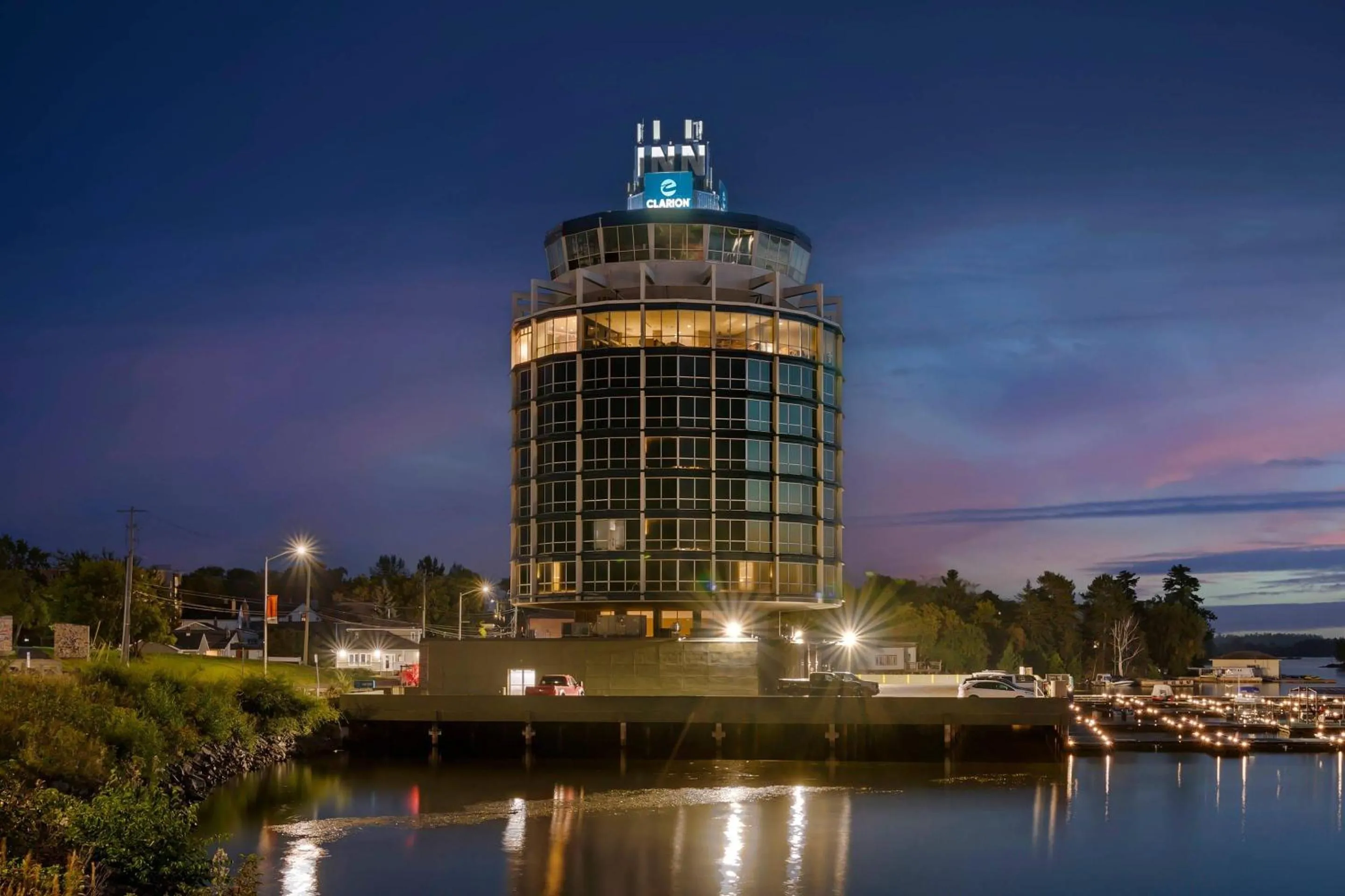 Property building in Clarion Lakeside Inn & Conference Centre