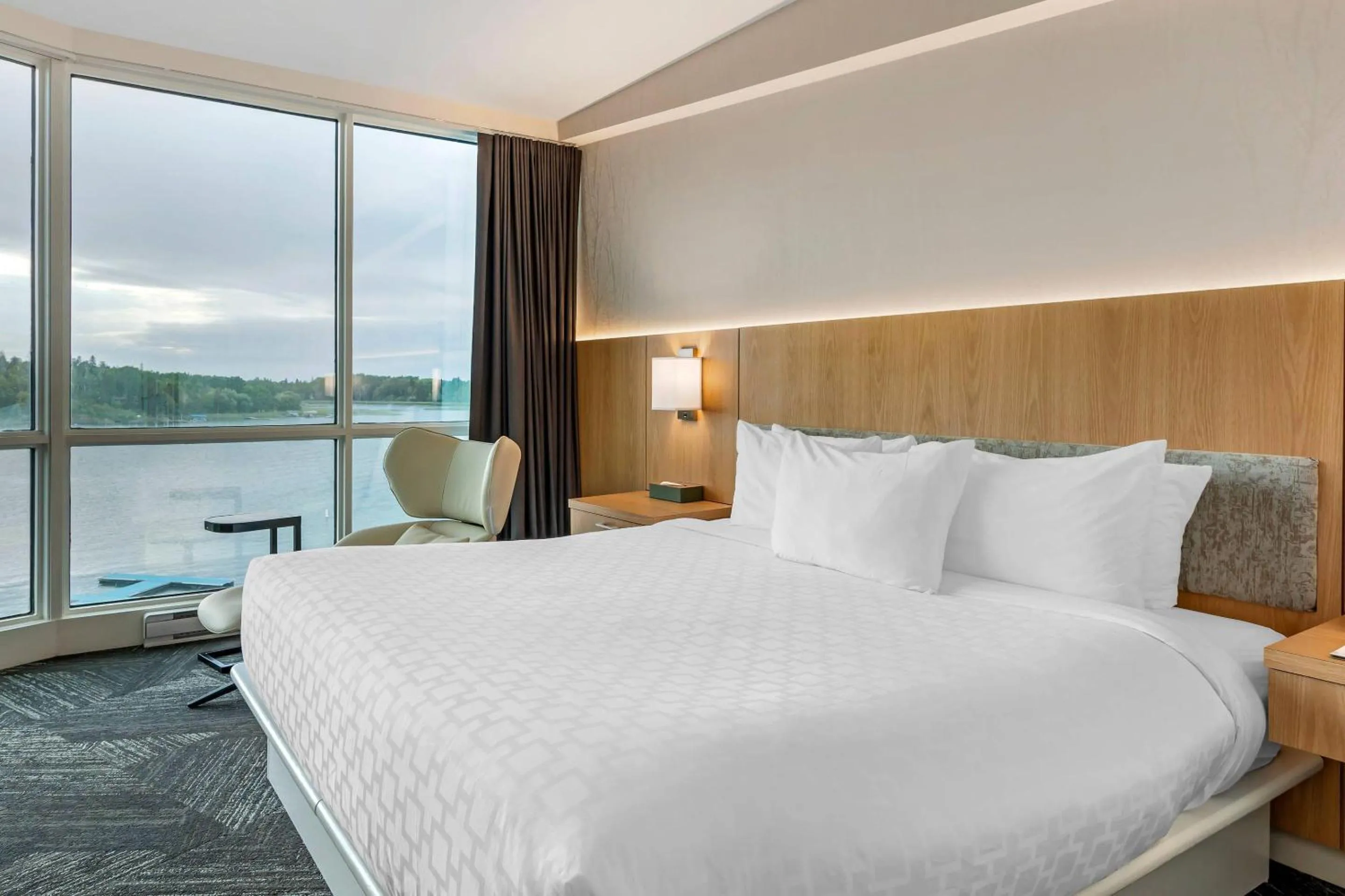 Bedroom, Bed in Clarion Lakeside Inn & Conference Centre