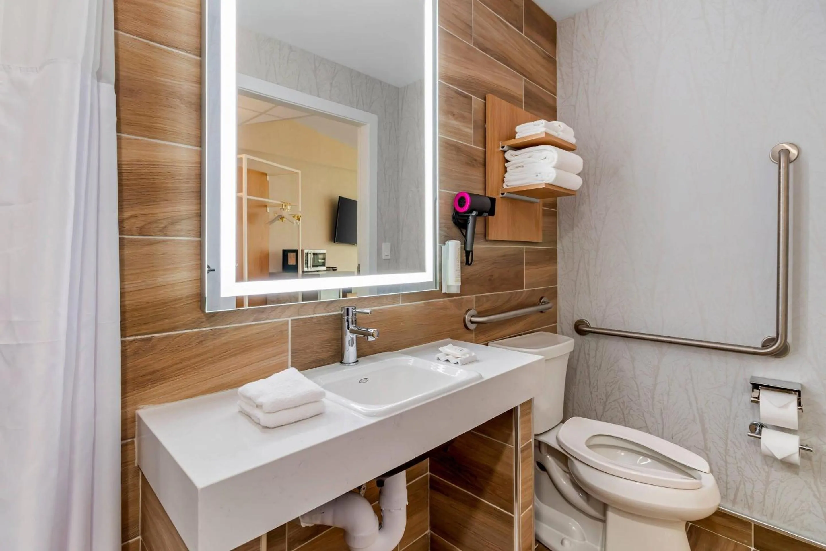 Bedroom in Clarion Lakeside Inn & Conference Centre