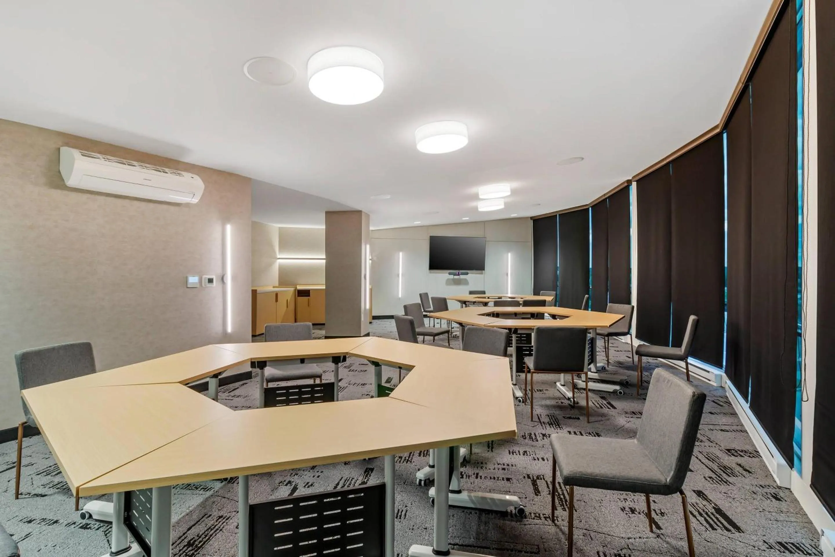 Meeting/conference room in Clarion Lakeside Inn & Conference Centre