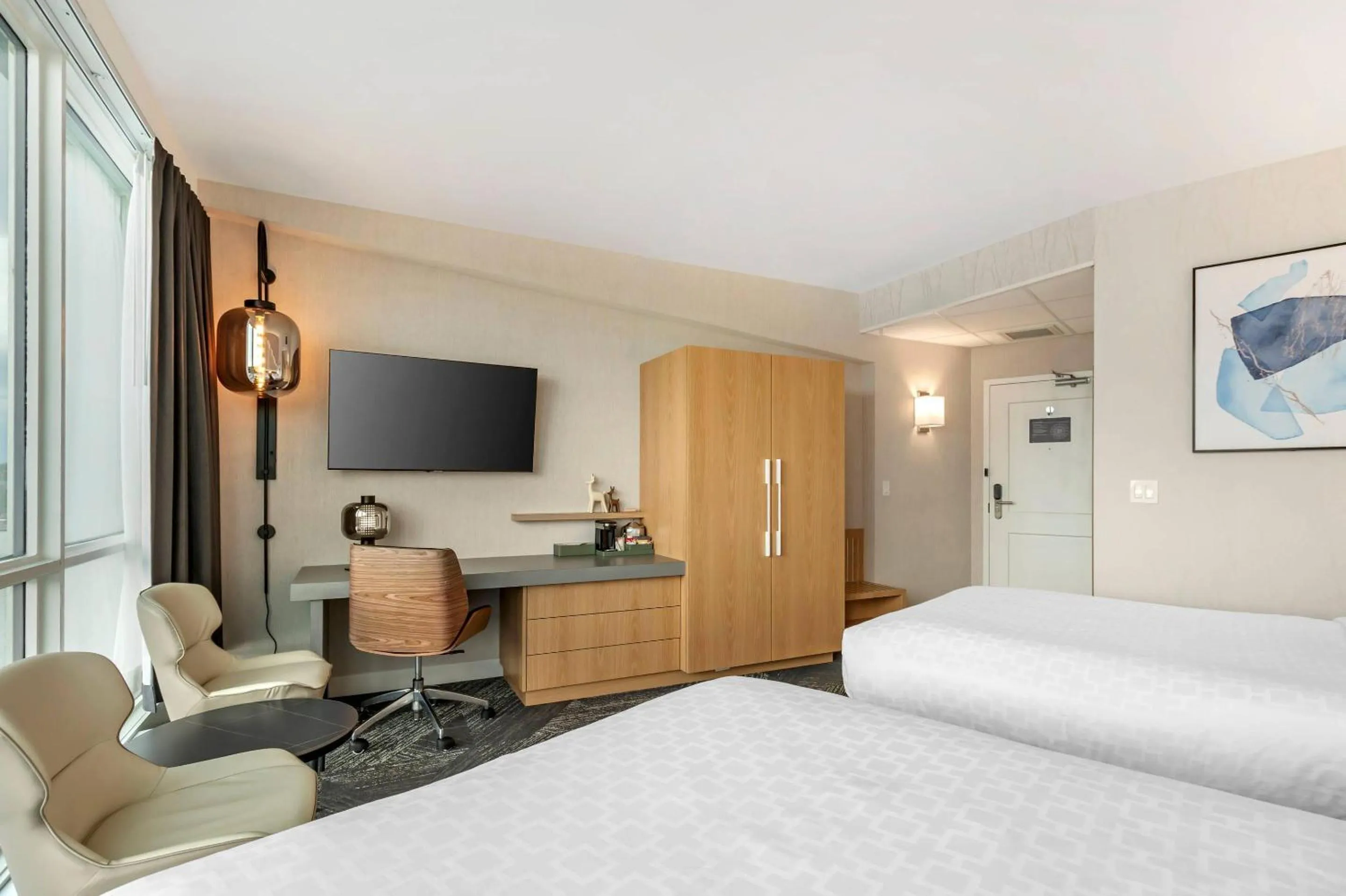 Bedroom, Bed in Clarion Lakeside Inn & Conference Centre