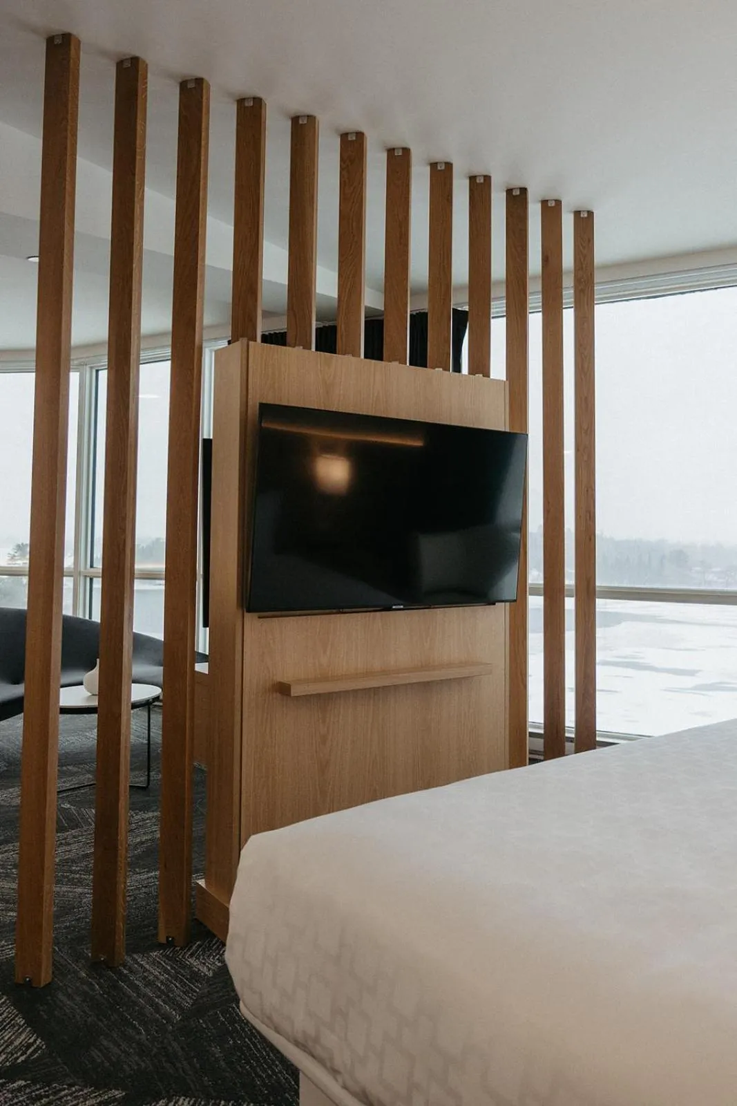 Bed in Clarion Lakeside Inn & Conference Centre