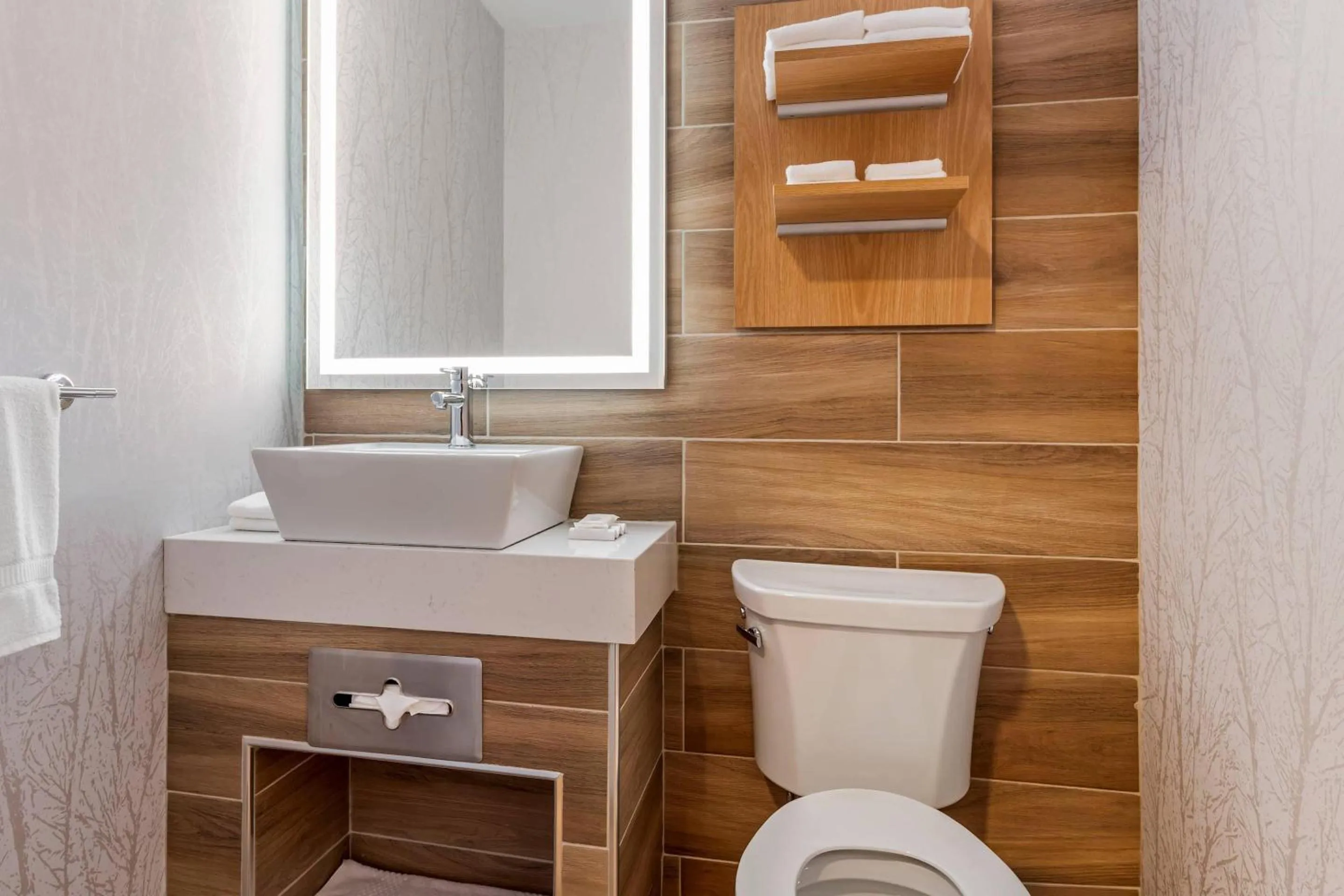 Bedroom in Clarion Lakeside Inn & Conference Centre