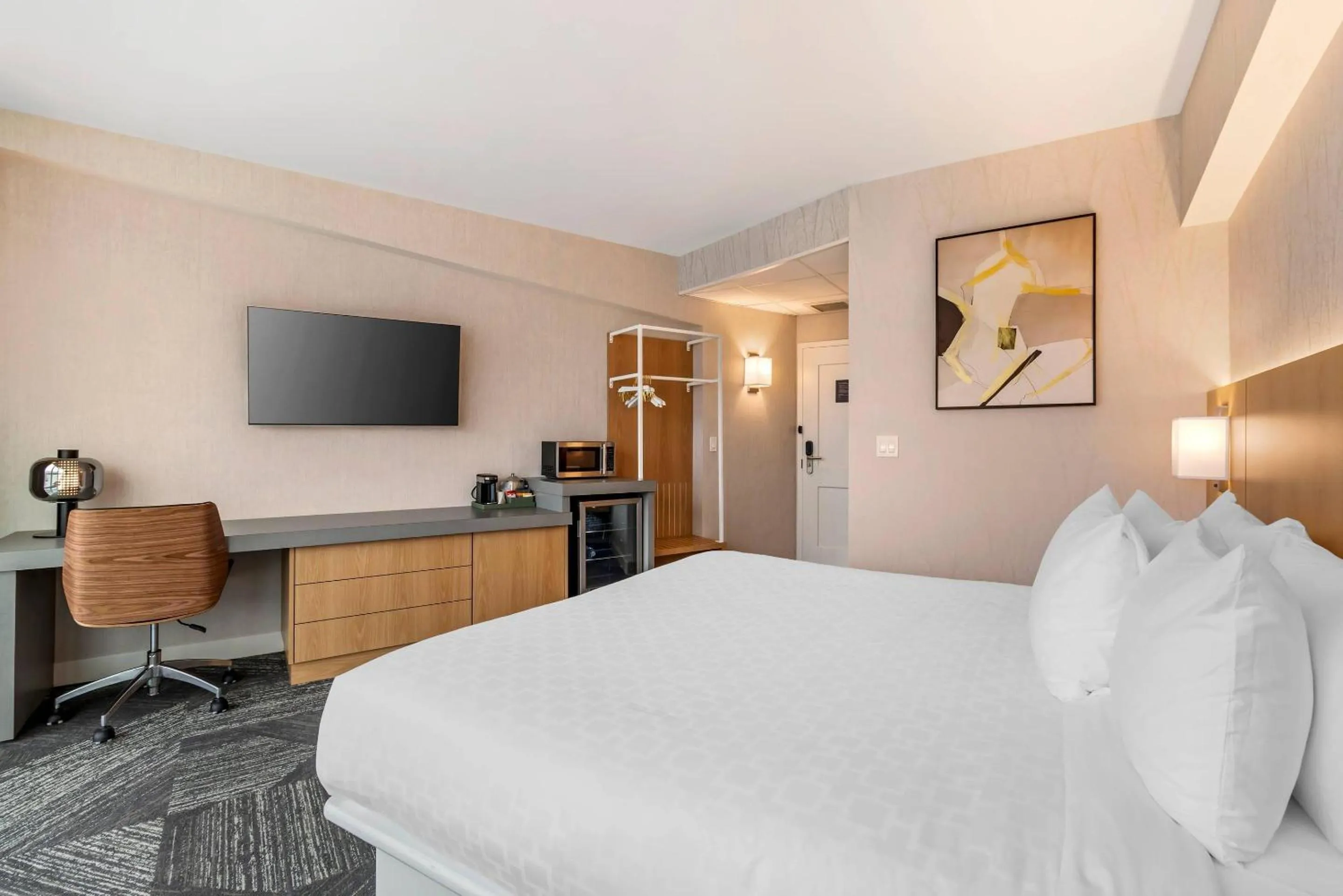 Bedroom, Bed in Clarion Lakeside Inn & Conference Centre