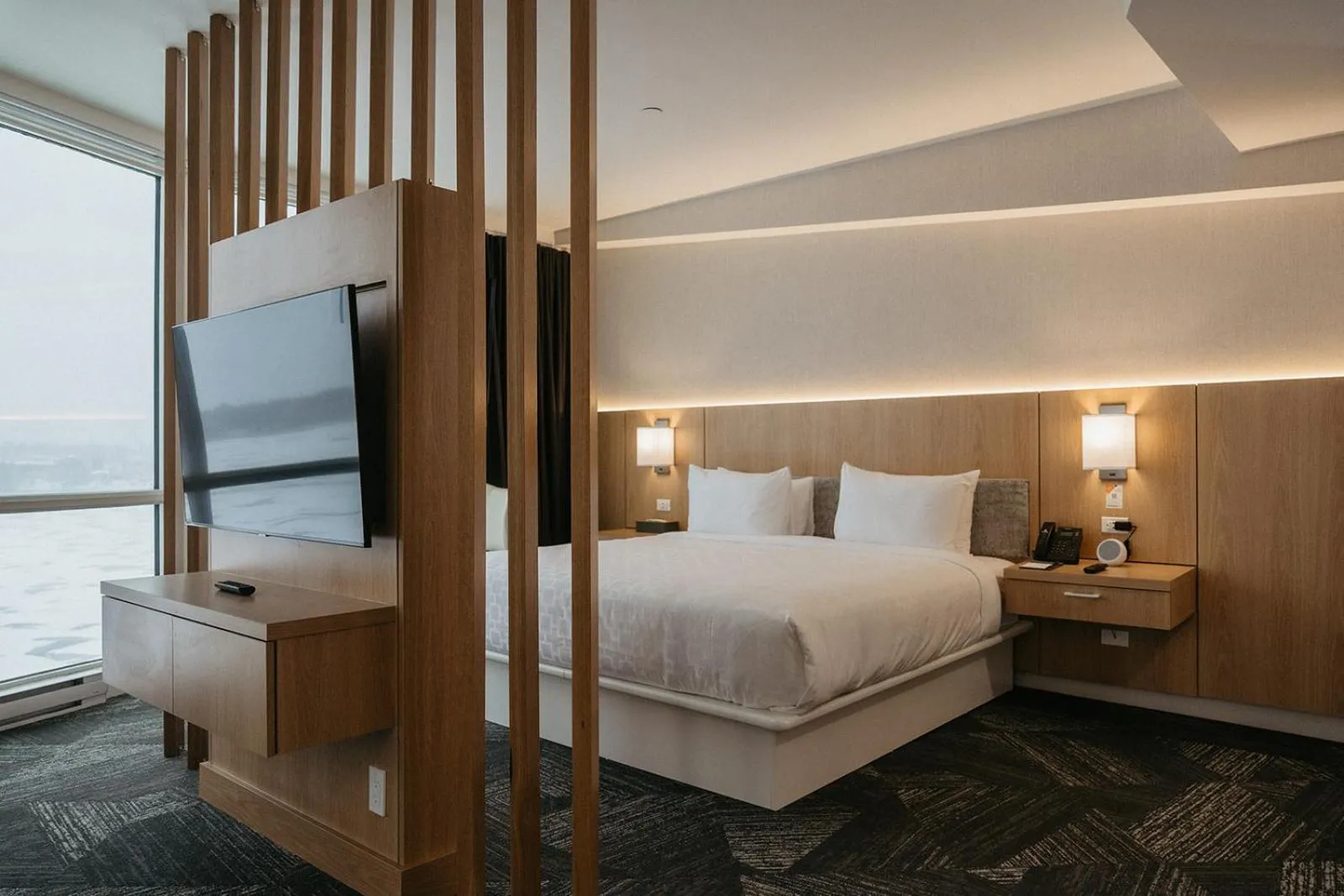 Bed in Clarion Lakeside Inn & Conference Centre