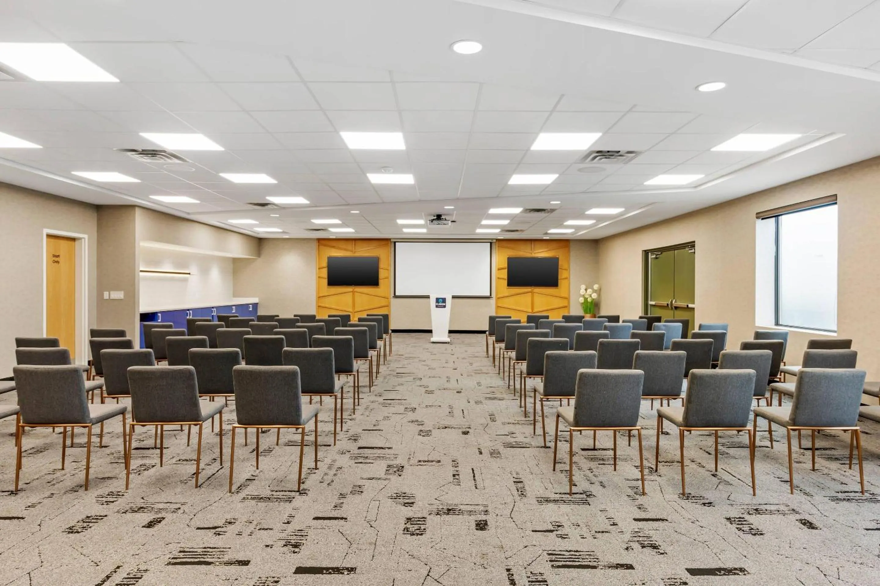Meeting/conference room in Clarion Lakeside Inn & Conference Centre