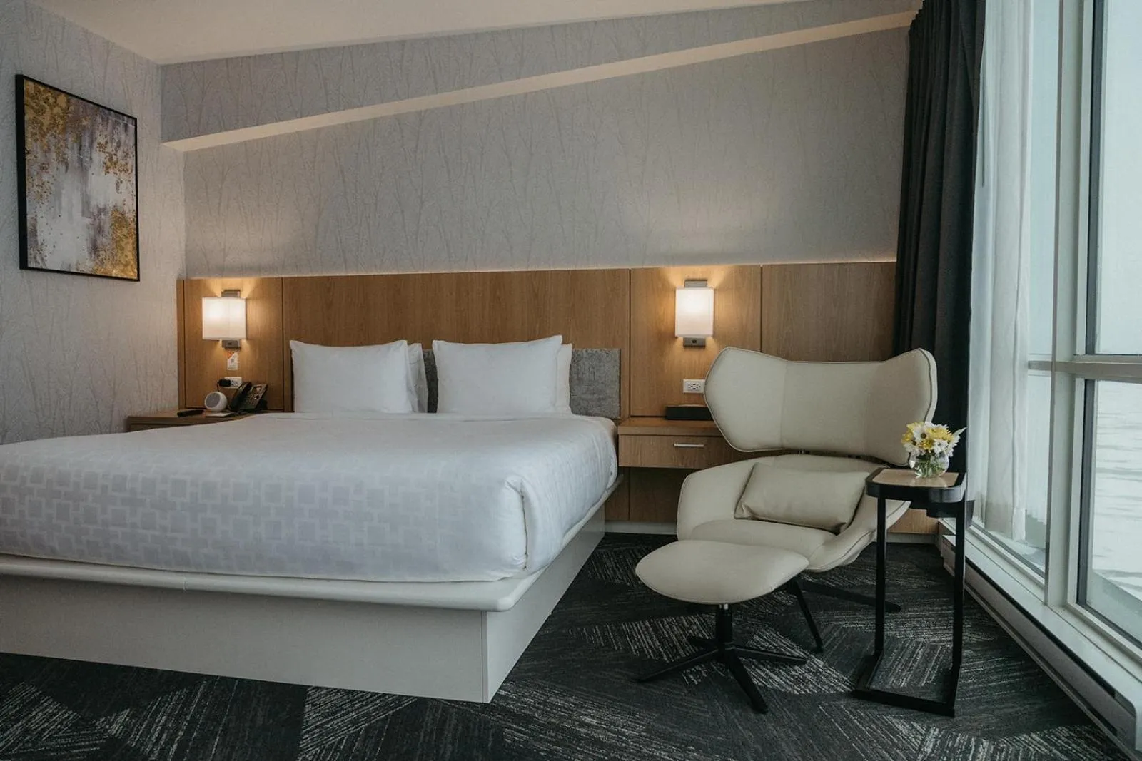 Bed in Clarion Lakeside Inn & Conference Centre