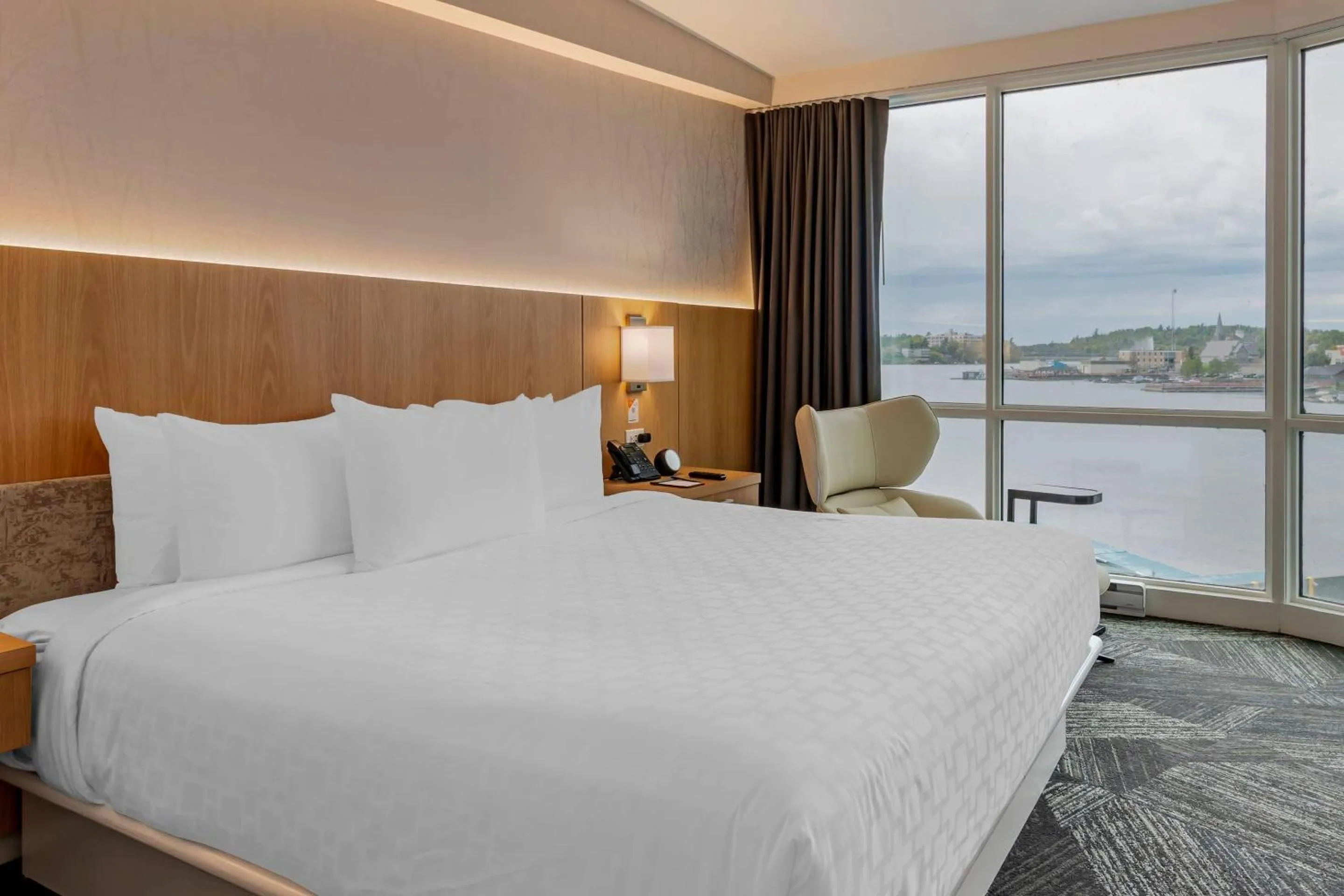 Bedroom, Bed in Clarion Lakeside Inn & Conference Centre