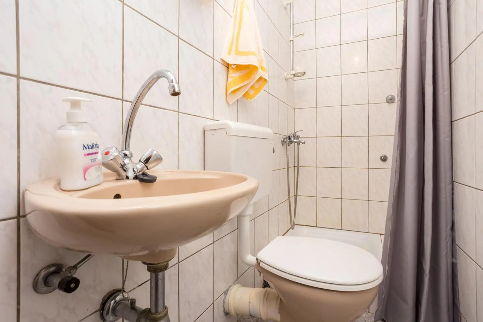 Shower in Apartments Filosevic by El-Pi Tours