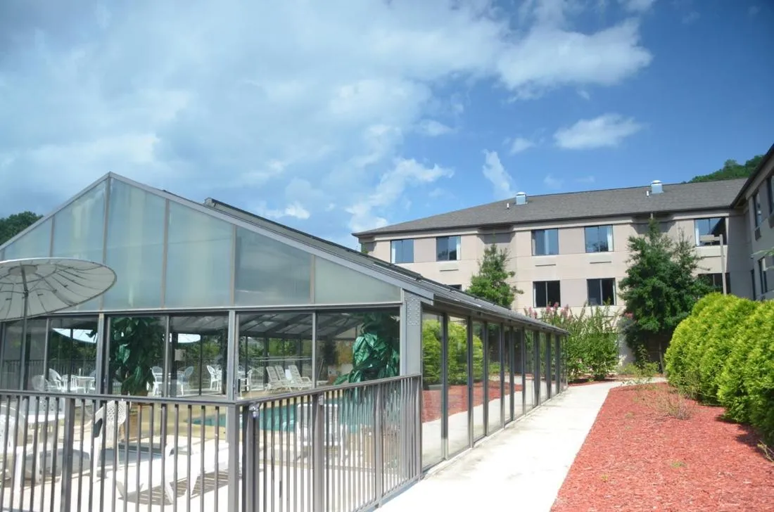 Swimming pool in Smoky Mountain Inn & Suites