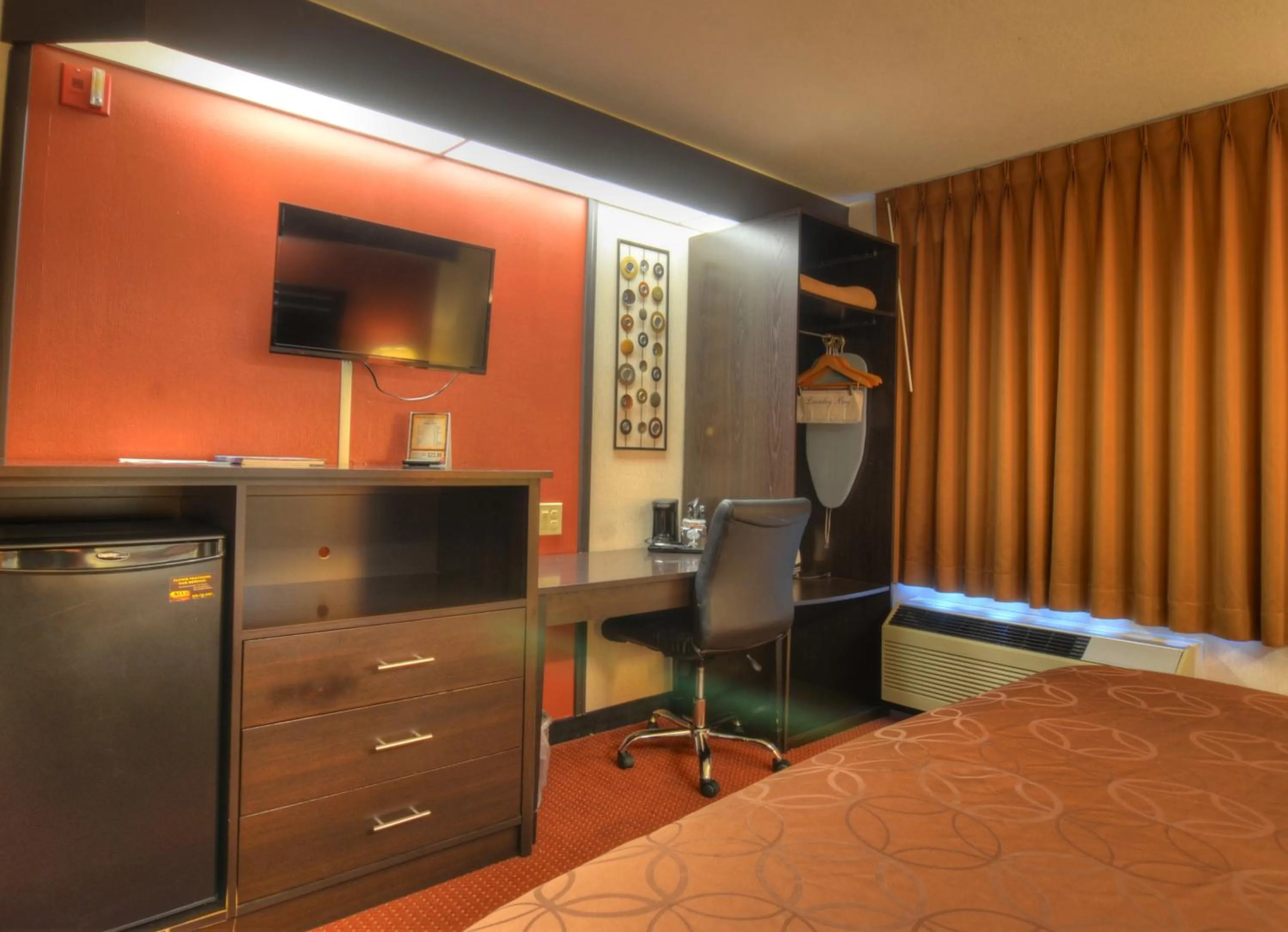 Bed in Smoky Mountain Inn & Suites