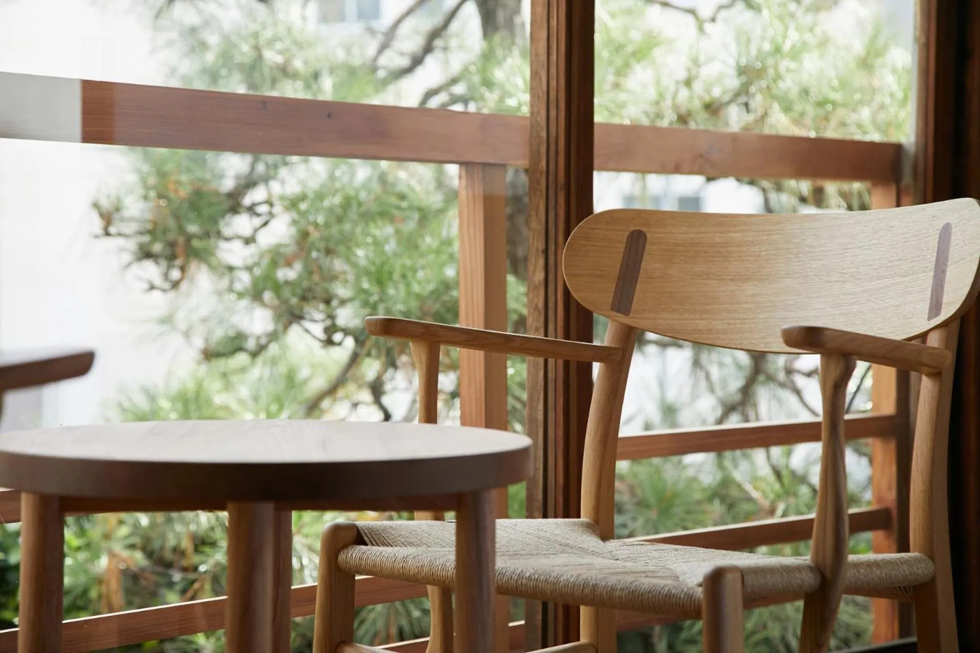 Seating area in Umeyu no yado by YADORU KYOTO HANARE