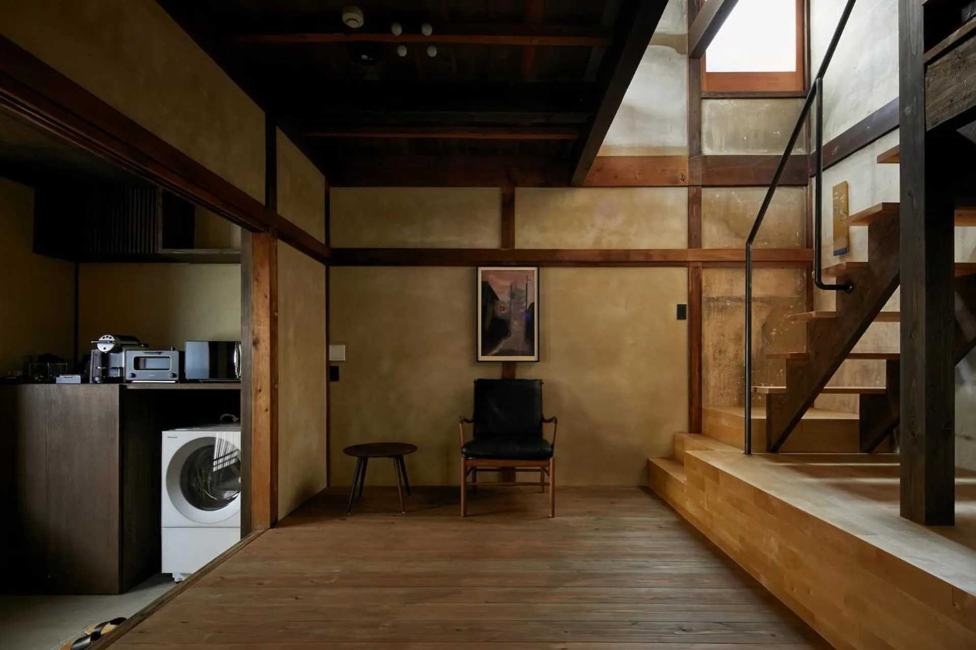 Seating area in Umeyu no yado by YADORU KYOTO HANARE