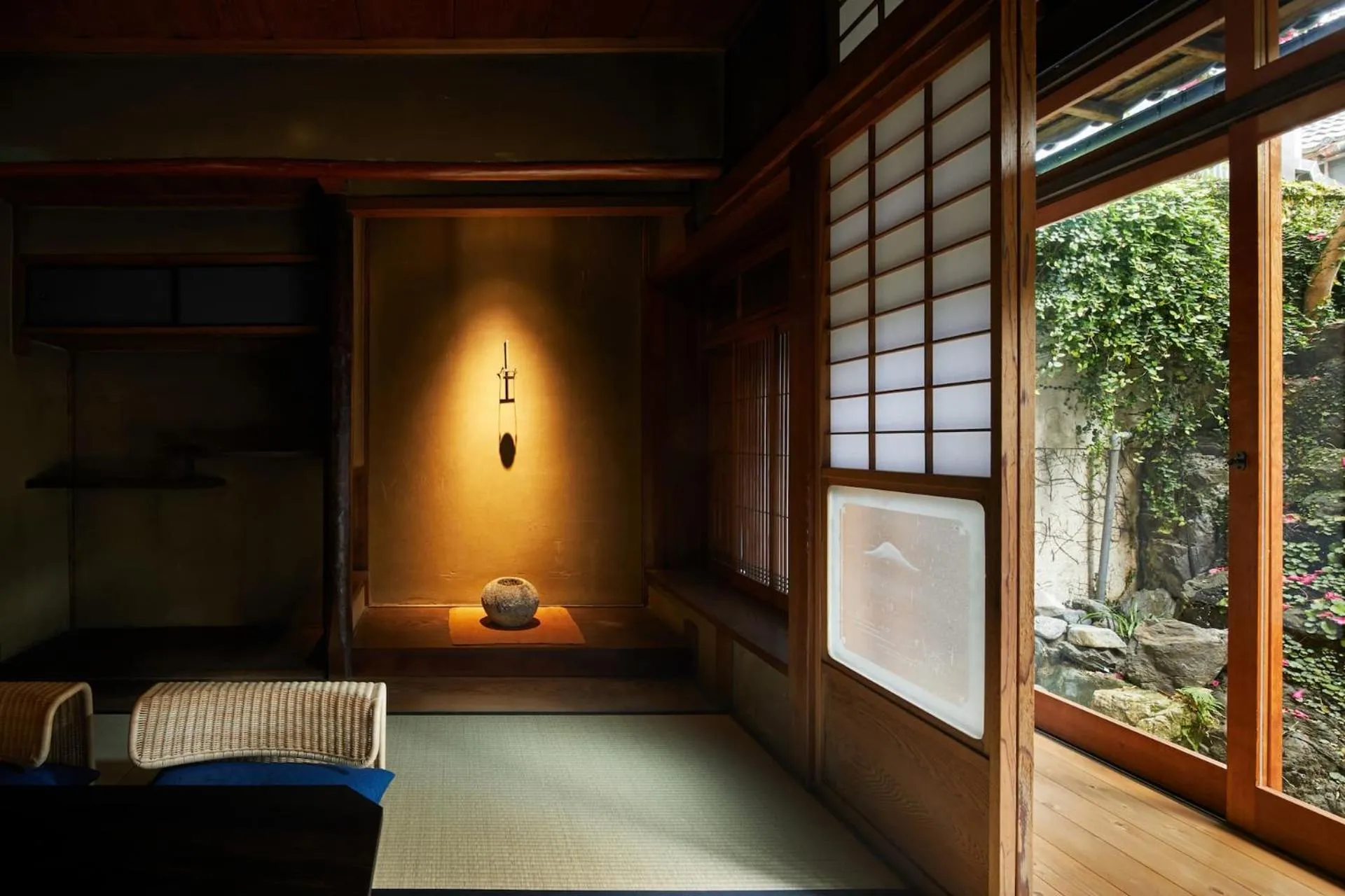 Living room in Umeyu no yado by YADORU KYOTO HANARE