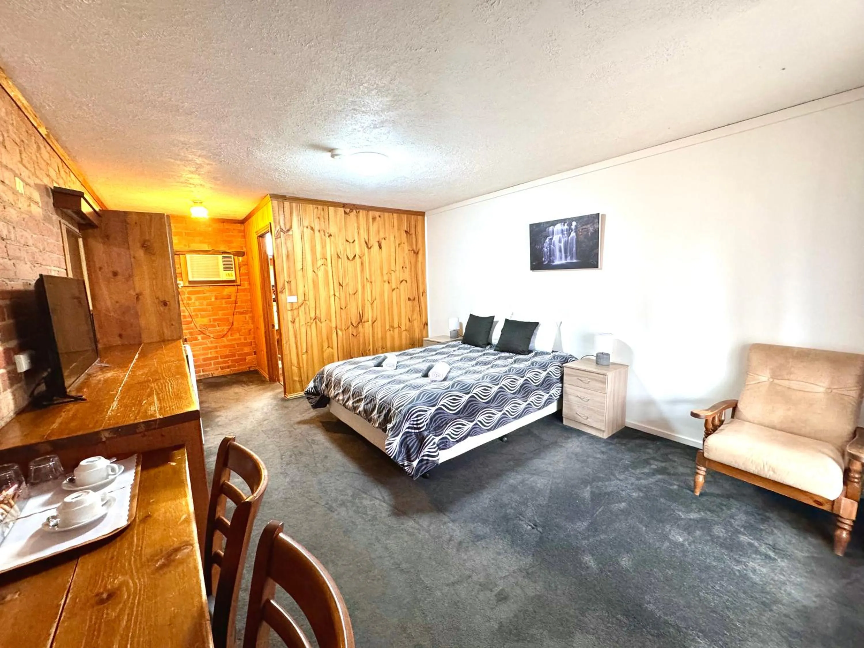 Bed in Diamond House Motor Inn