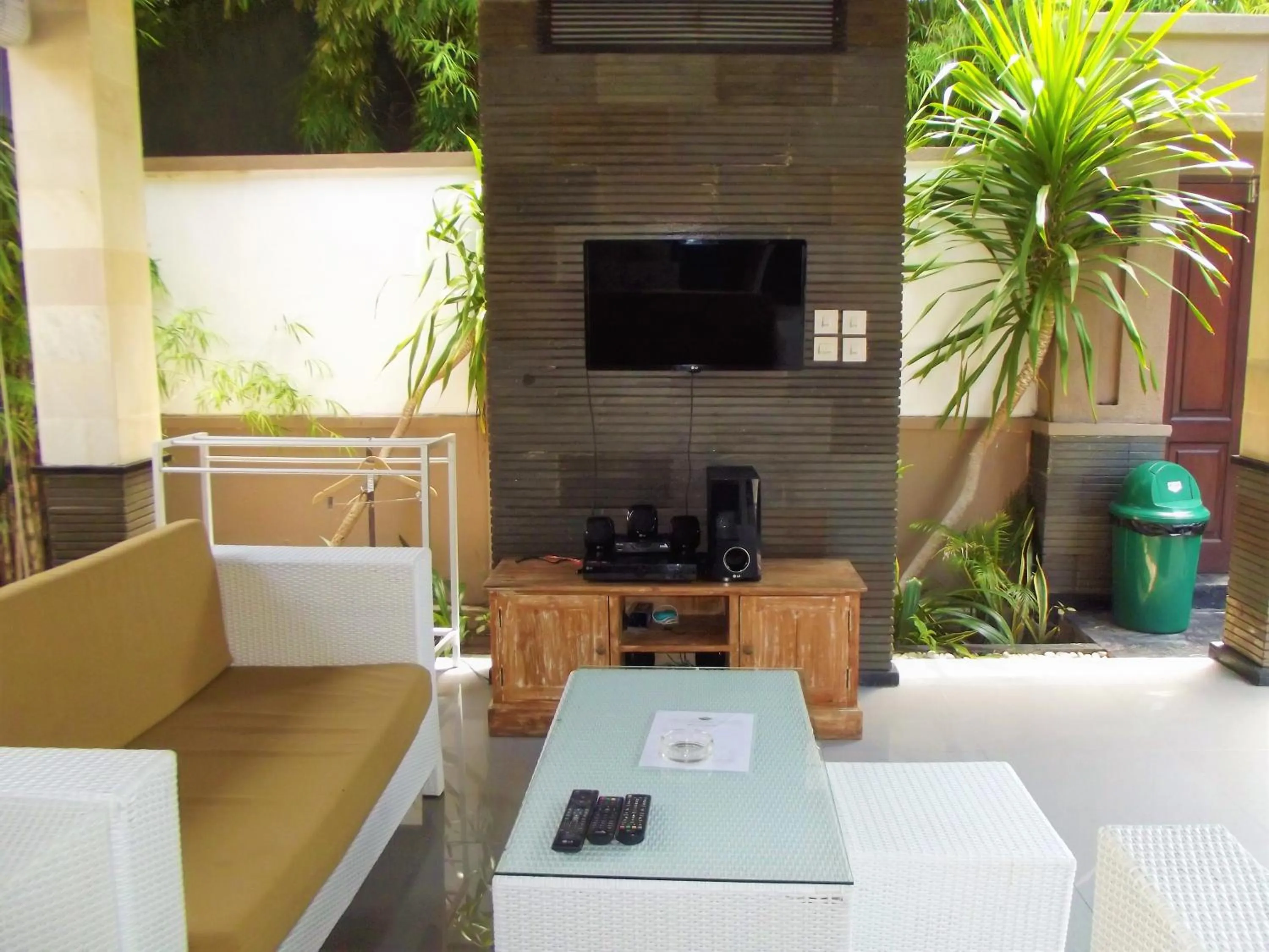 Communal lounge/ TV room in The Lakshmi Villas by The Beach House