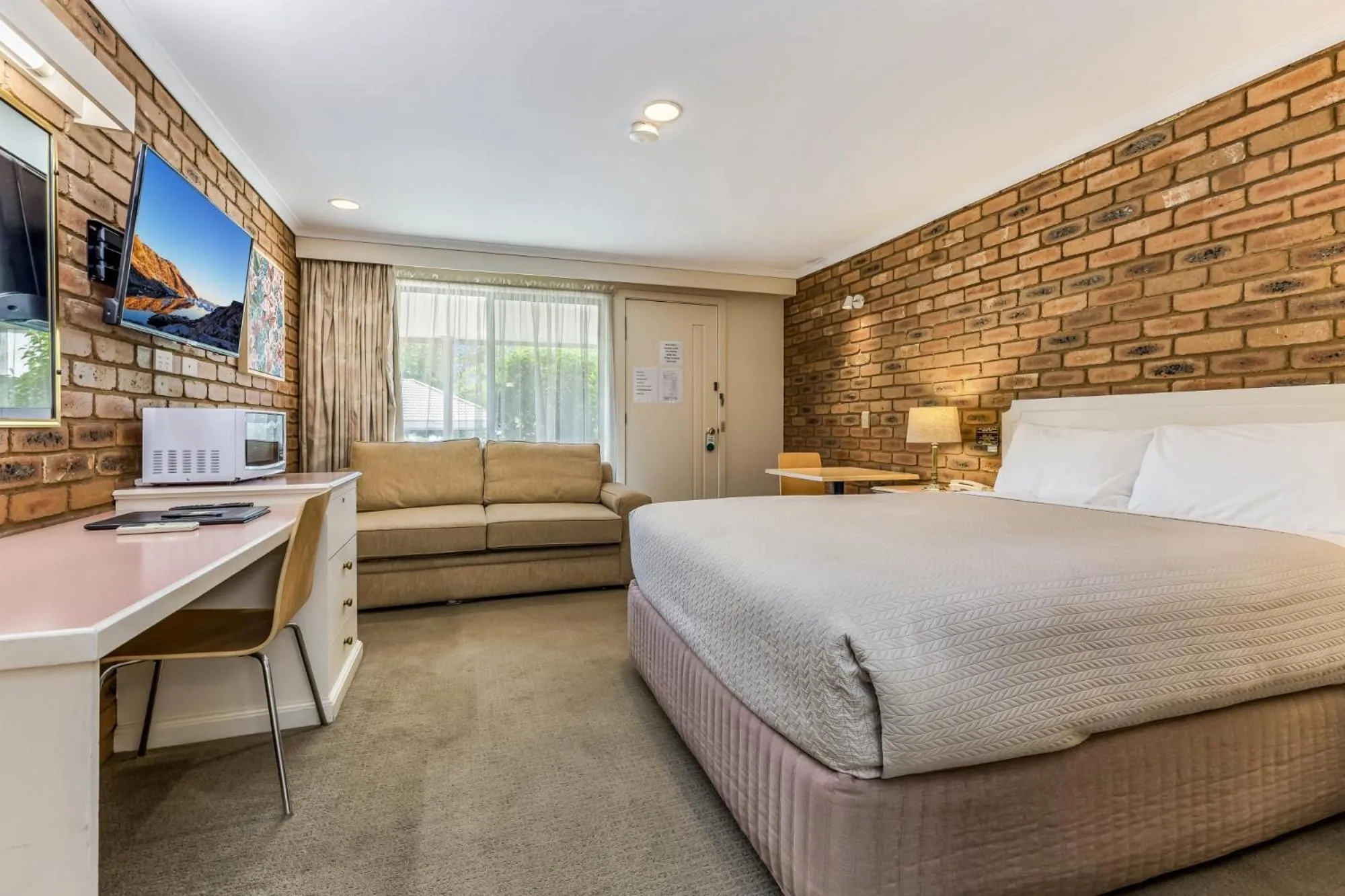 Bed in Golden Square Motor Inn