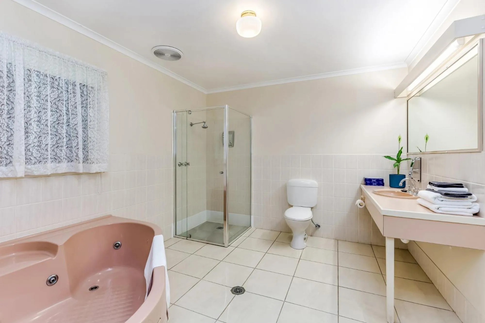 Golden Square Motor Inn