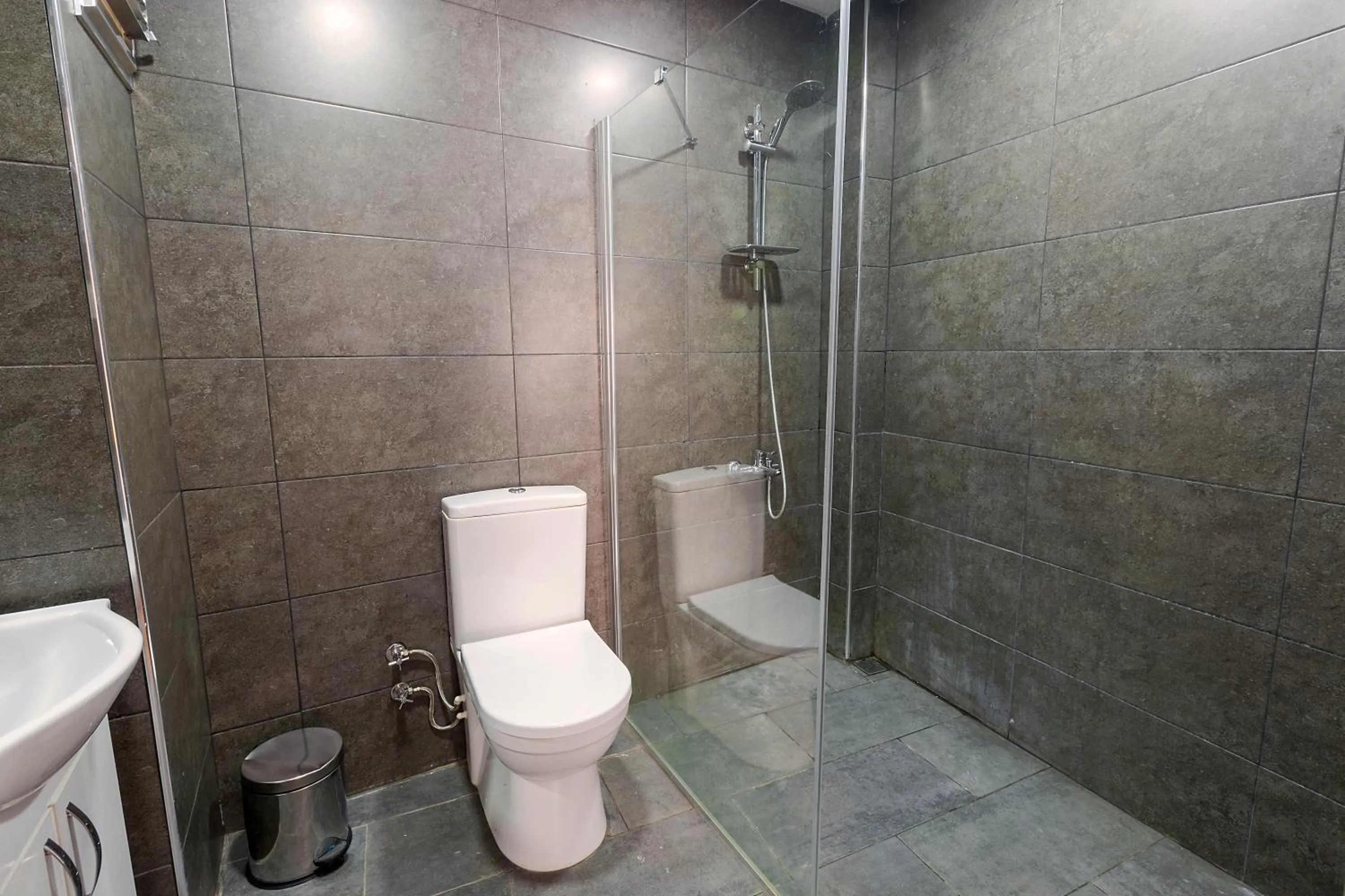 Shower in Cheers Midtown Hostel