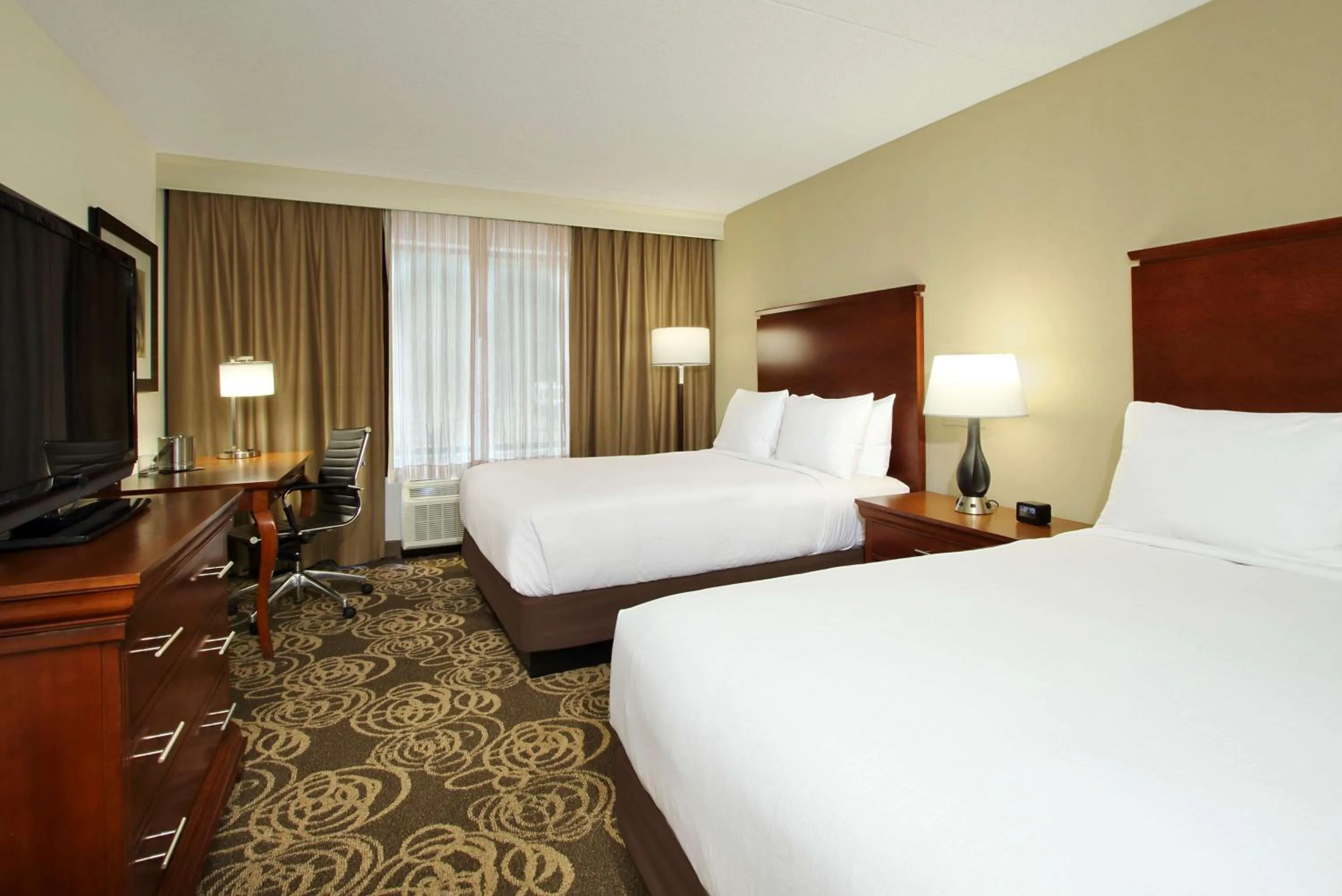 Bedroom, Bed in DoubleTree by Hilton Mahwah