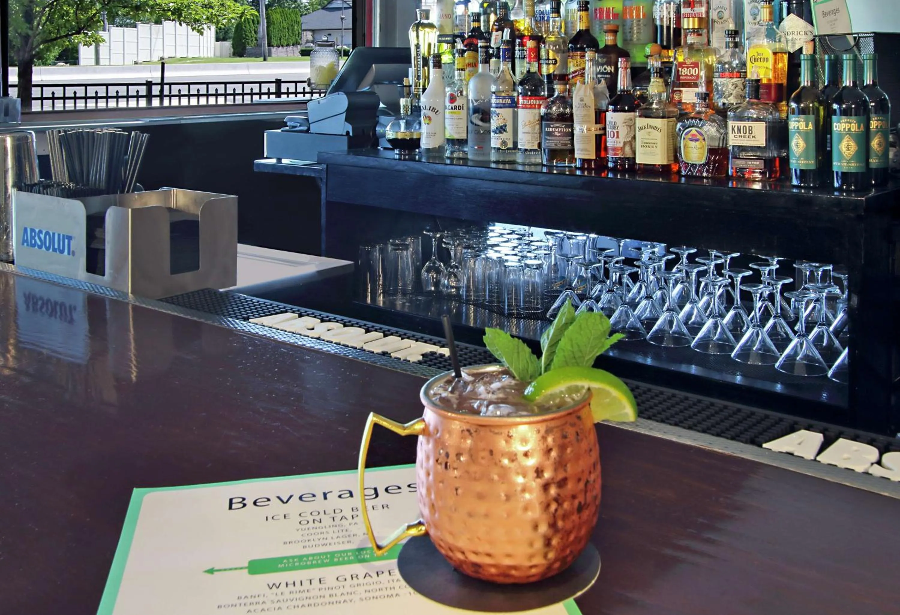 Lounge or bar in DoubleTree by Hilton Mahwah