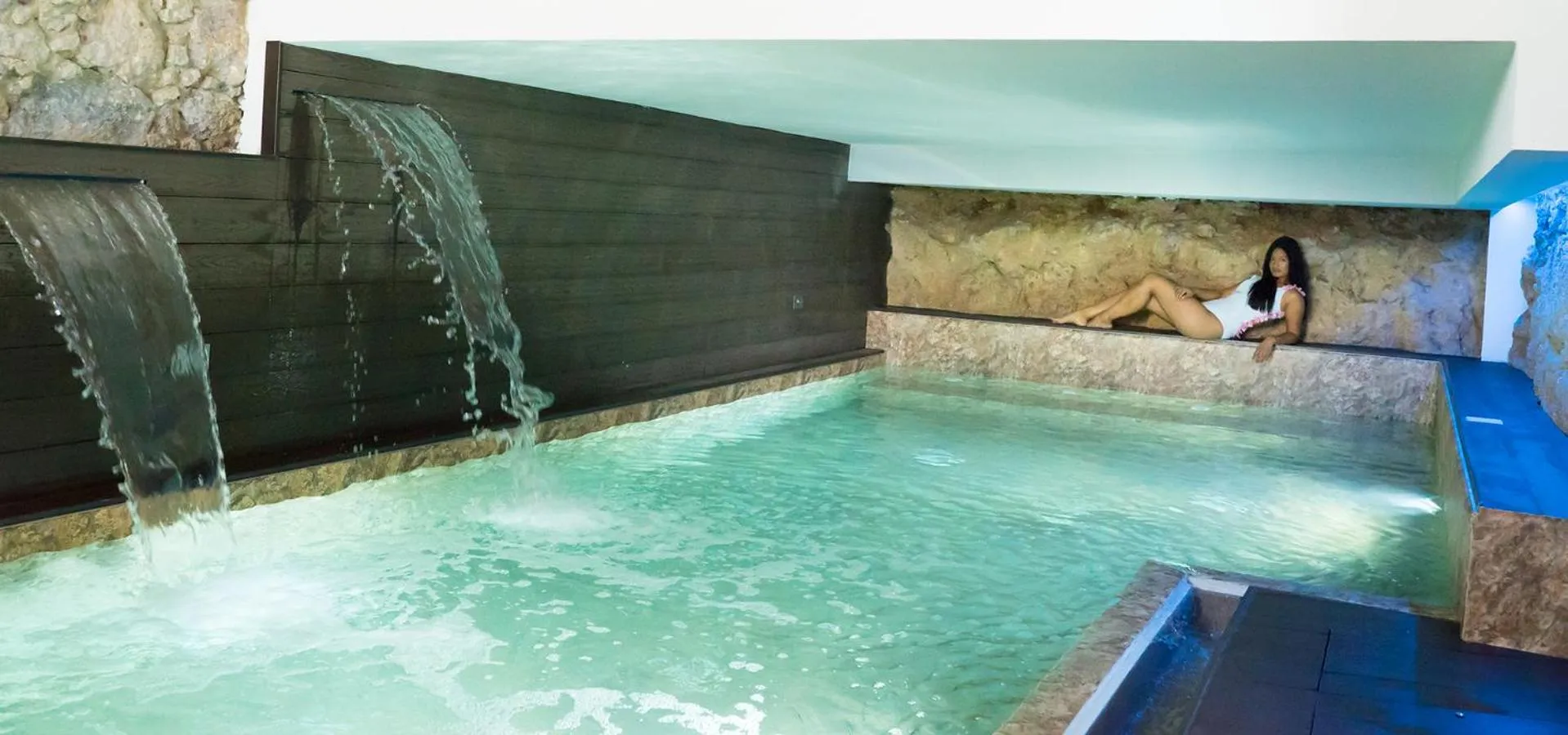 Hot Tub in Re Dionisio Luxury Suites