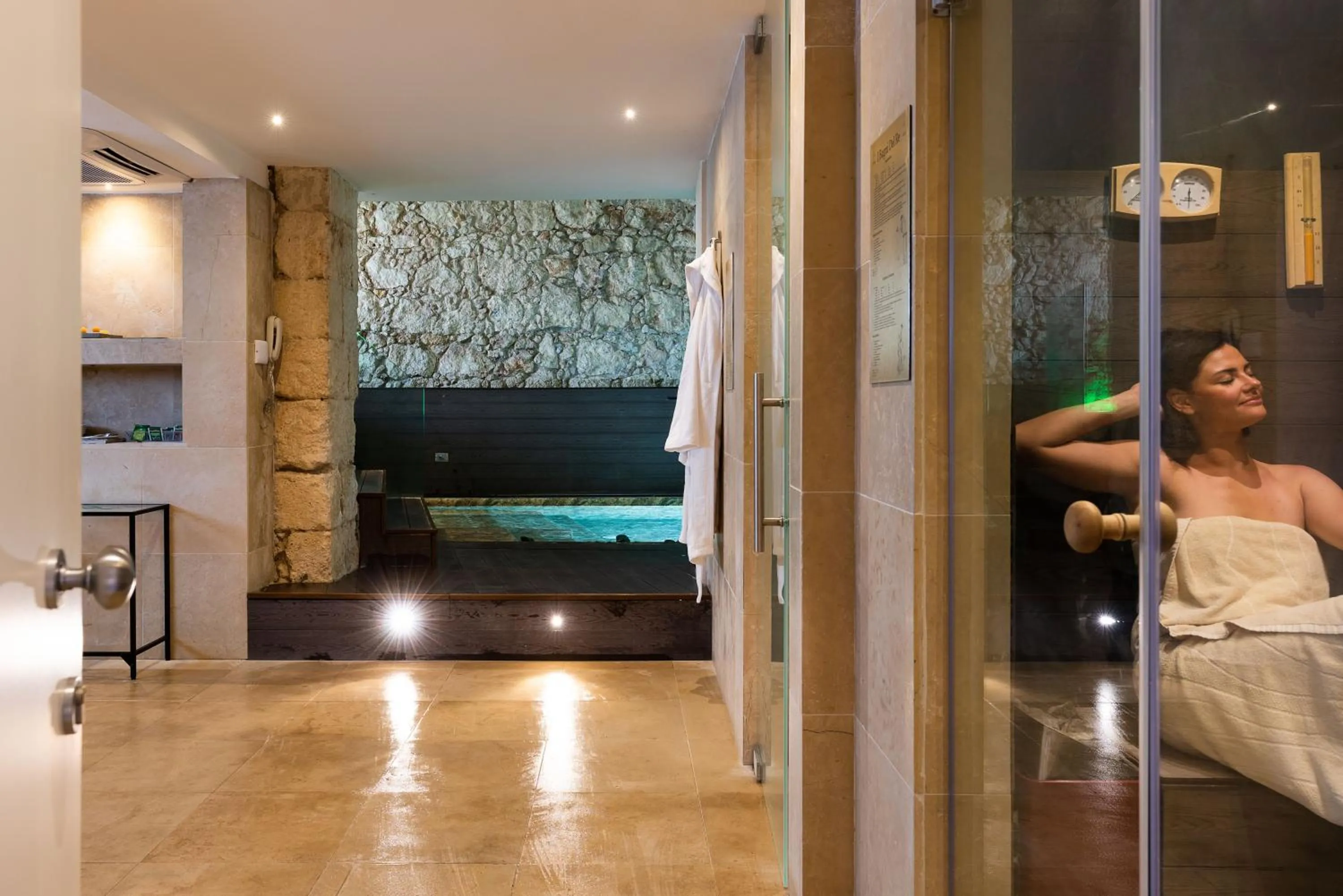 Hot Tub in Re Dionisio Luxury Suites