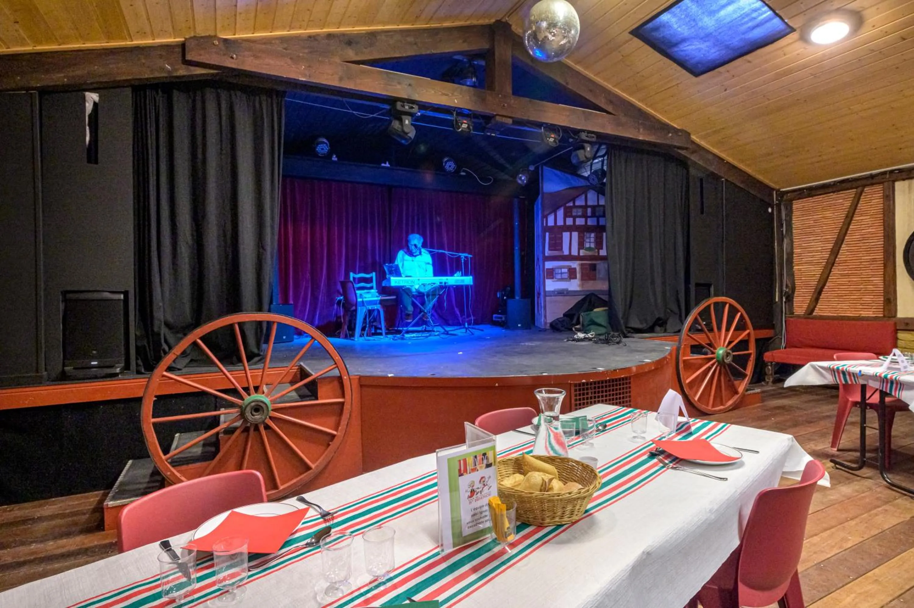 Evening entertainment in Village Club Le Saint Ignace