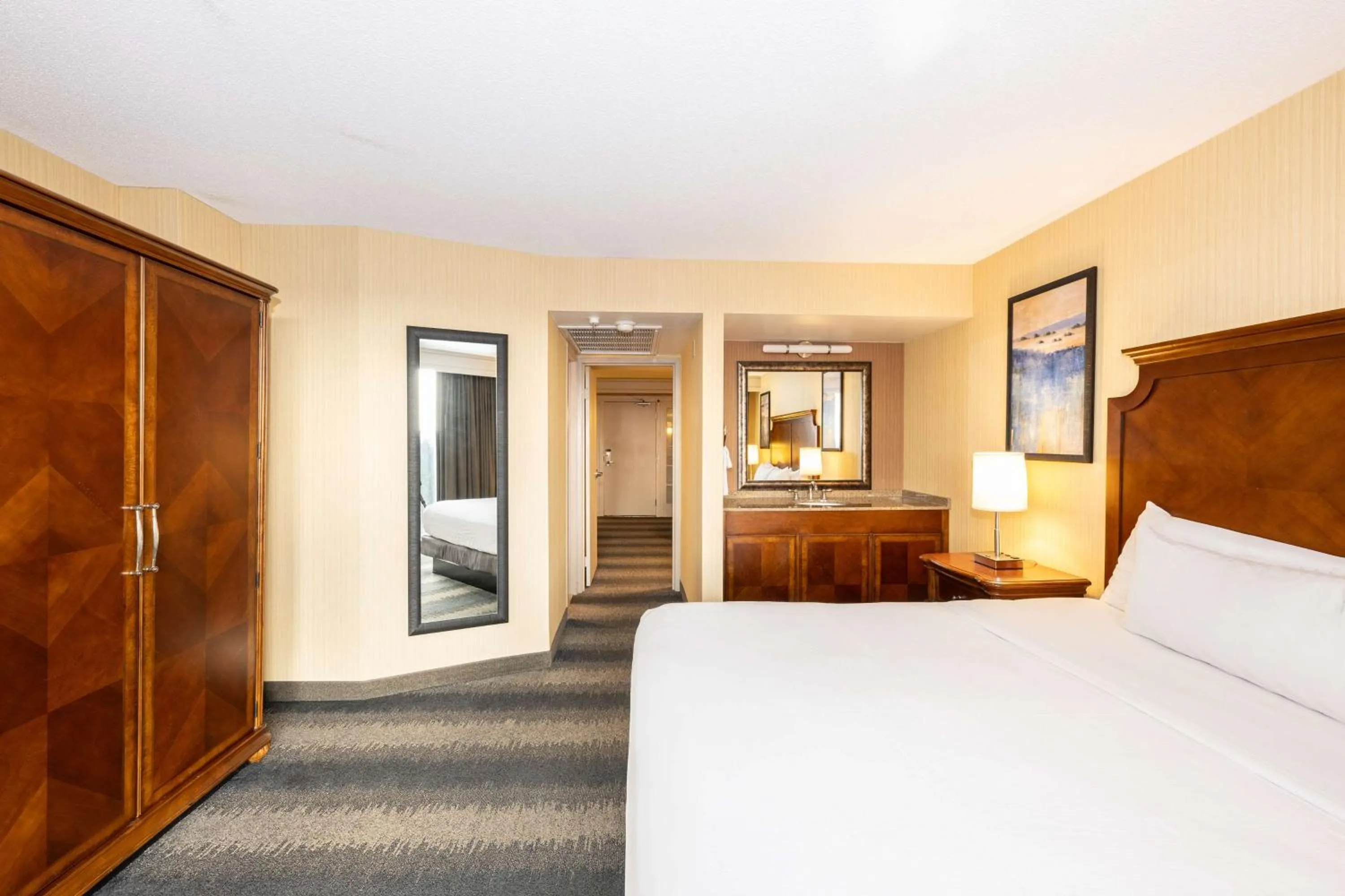 Bed in Embassy Suites by Hilton Bloomington/Minneapolis